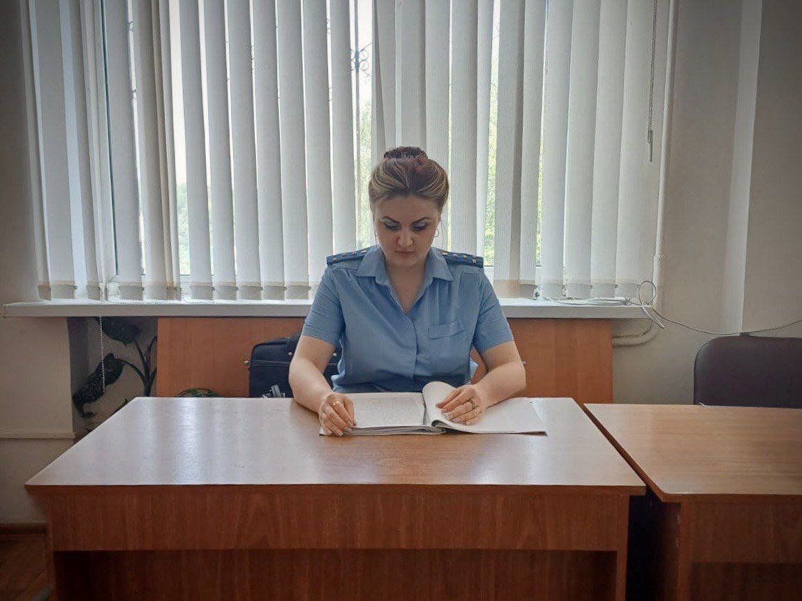 За коммерческий подкуп осужден представитель газораспределительной организации    Ленинский районный суд города Ставрополя вынес приговор по уголовному делу в отношении должностного лица газораспределительной организации. Он признан виновным по ч. 6 ст. 204 УК РФ  коммерческий подкуп в значительном размере , ч. 3 ст. 30, ч. 3 ст. 159 УК РФ  покушение на мошенничество .  В суде установлено, что весной прошлого года местный житель обратился в профильную организацию по вопросу газификации объекта.  Подсудимый, занимая руководящую должность в эксплуатирующей газовые сети организации, сообщил заявителю о необходимости передачи ему 150 тыс. рублей в качестве коммерческого подкупа за беспрепятственное подписание документов по газификации, а также за 50 тыс. рублей предложил потерпевшему внести в техническое задание такую точку подключения, которая якобы позволит сэкономить на газификации объекта.   С учетом позиции государственного обвинителя суд приговорил подсудимого к наказанию в виде 3 лет лишения свободы с отбыванием в исправительной колонии общего режима.   Приговор не вступил в законную силу.