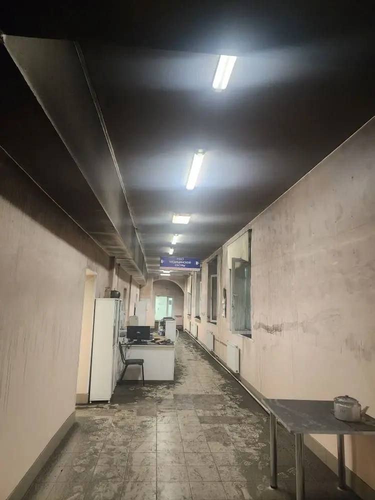 Сегодня ночью во взрослом инфекционном отделении на первом этаже Кондопожской ЦРБ произошёл пожар это отдельный корпус Оперативно сработала пожарная команда сигнал поступил в 01 59 а в 02 29 пожар был ликвидирован На момент пожара в отделении находились 8 пациентов сейчас они переведены в основное здание Без жертв к величайшему сожалению не обошлось Погиб одинокий пожилой мужчина он оформлялся для перевода в психоневрологический диспансер В детском отделении которое расположено на втором этаже никто не пострадал Одна мама с ребёнком переведена в основной корпус двое детей с мамой отпущены домой Направил министра здравоохранения Михаила Охлопкова в Кондопожскую ЦРБ Он уже на месте происшествия В обстоятельствах случившегося будем разбираться Причины произошедшего а также возможный ущерб установит специальная комиссия