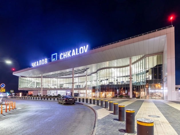 ФАС выдала оператору аэропорта Нижнего Новгорода предупреждение за плату для авиакомпаний Речь идет о введении платы за использование платформы общего доступа для регистрации авиапассажиров Уточняется что тарифы за обслуживание пассажиров в аэропортах регулирует государство Траты на регистрацию граждан включены в базовый тариф При этом главный оператор авиагавани самостоятельно установил отдельный тариф Аналогичные нарушения ФАС выявили еще у 11 операторов аэропортов Деловой квартал НН