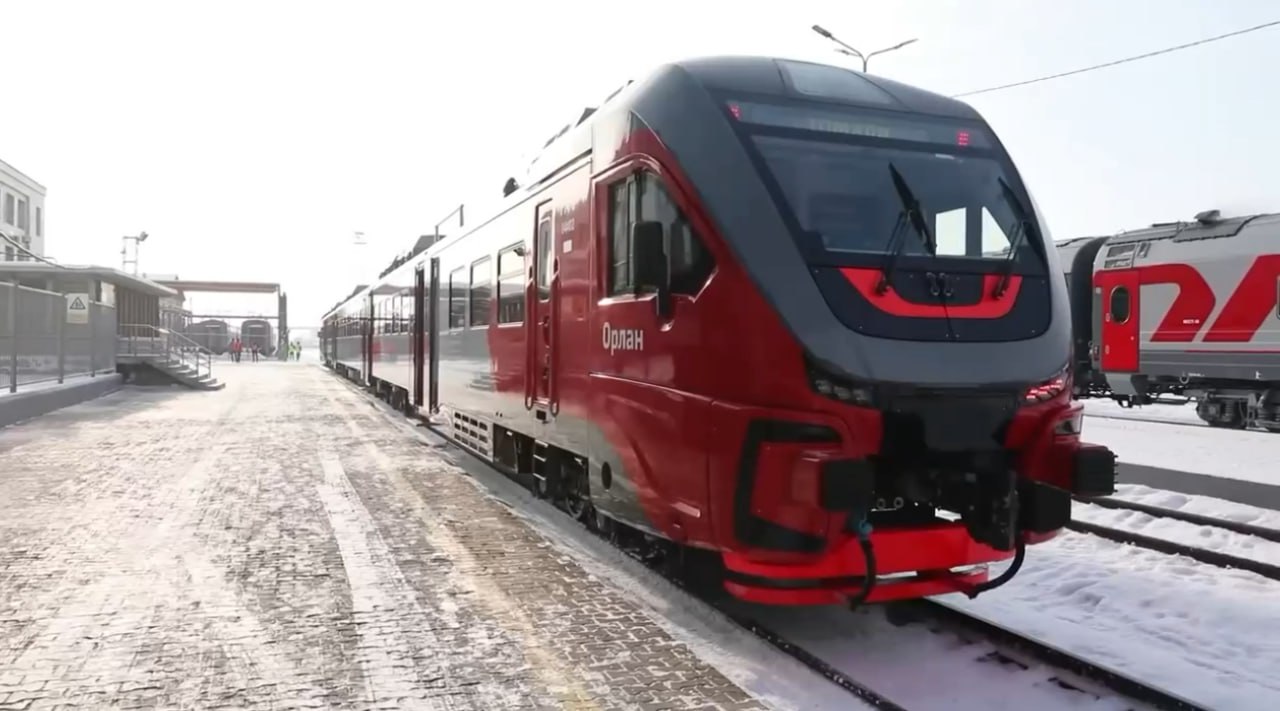 В 2025 году жители Сахалинской области стали чаще пользоваться пригородными поездами Сахалинская область показала значительный рост в сфере железнодорожного сообщения за минувший год Пассажиропоток увеличился на 1 5 в дальнем сообщении и на 20 в пригородном благодаря вводу дополнительных поездов между Ногликами и Южно Сахалинском а также оптимизации расписания сообщили в областном минтрансе В Южно Сахалинске активно развивается проект Железная дорога как городской транспорт Открыт современный ТПУ Роза Таун модернизированы существующие остановочные пункты и ведется строительство новых возле ключевых объектов города Важным событием года стал приезд Поезда Победы уникального музея на колесах который посетили более 15 тысяч сахалинцев Также по региону проследовал ретропоезд Победа В Южно Сахалинске завершен ремонт подземного перехода на вокзале а также продолжается модернизация помещений внутри вокзала   Прислать новость Подписывайся на нас MAX Telegram WhatsApp ВК