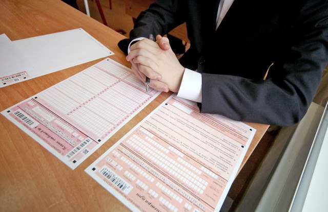 В Смоленской области 48 участников ЕГЭ стали стобалльниками Министерство образования и науки Смоленской области подвело итоги экзаменационной кампании 2025 года. В основной период ЕГЭ по русскому языку сдавали 3 614 выпускников. Математикой базового уровня ограничились 1 999 вчерашних школьников, профильный же уровень выбрали 1 630 юных жителей региона. Среди предметов по выбору самыми популярными оказались обществознание 1 579 участников ЕГЭ , биология 847 , физика 669 , химия 511 и информатика 508 . По итогам экзаменационной кампании в Смоленской области насчитывается 16 стобалльников по химии, 11 по русскому языку, девять по физике, пять по литературе, двое по биологии и по одному по математике, обществознанию, истории, информатике и географии. Добавим, что среди 48 участников ЕГЭ, набравших заветные 100 баллов, оказалось трое выпускников прошлых лет.