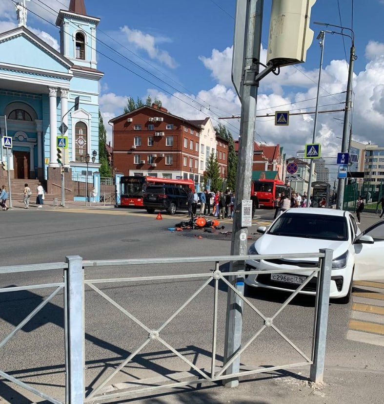 Мотоциклист пострадал после столкновения с легковушкой в центре Казани Как сообщили «Татар-информу» в городской Госавтоинспекции, водитель Kia при повороте налево по зеленому сигналу светофора не уступил дорогу и столкнулся с мотоциклом. В результате ДТП пострадал 36-летний байкер. Он находился за рулем без экипировки, в шлеме. С закрытым переломом бедра и компрессионным переломом позвоночника его увезли в горбольницу №7. Подпишитесь: