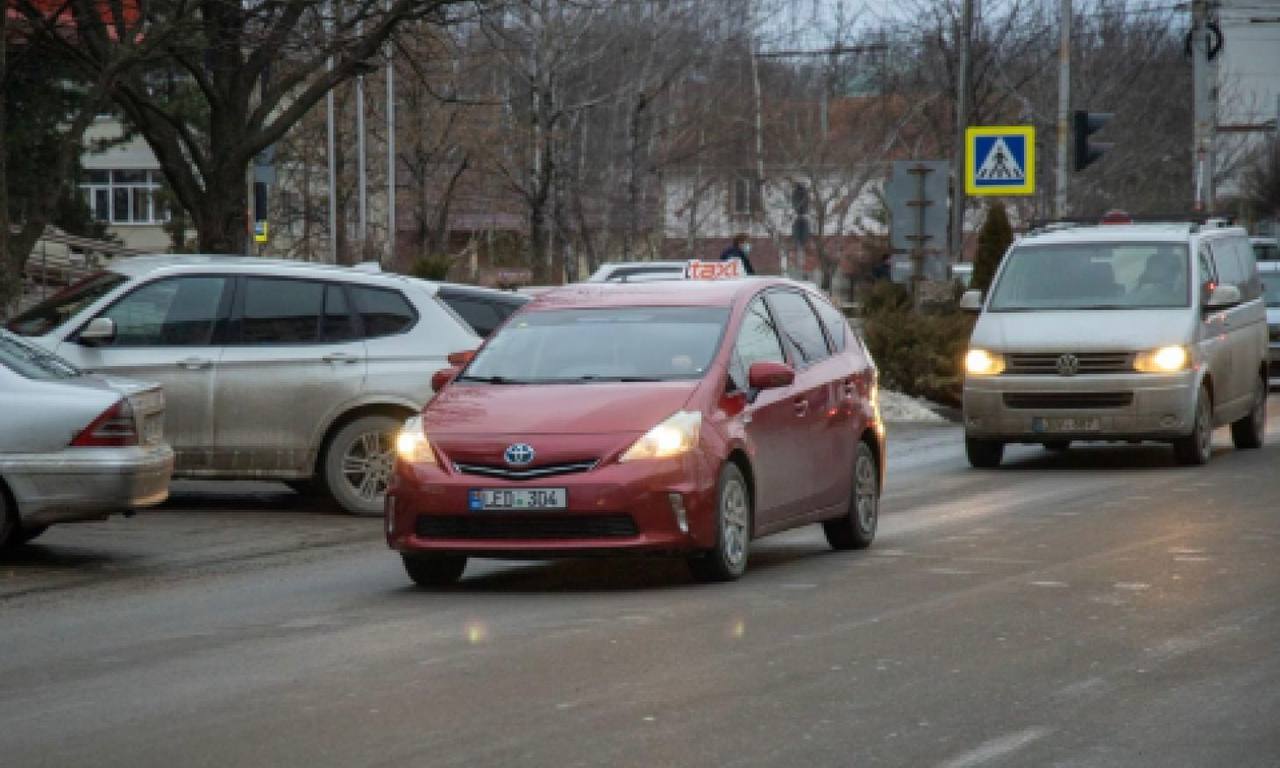 С февраля в Бельцах подорожают поездки на такси  С 1 февраля в Бельцах стоимость поездок на такси увеличится на 6-7 леев. Жители города считают, что новые тарифы могут снизить спрос на такси, так как многие начнут выбирать более доступный общественный транспорт.  Таксисты обеспокоены уменьшением числа клиентов, вызванным подорожанием, и заявляют, что повышение цен ставит их бизнес под угрозу.  Причиной роста тарифов стало увеличение обязательной страховки RCA для таксистов на 250% — с 4860 леев до 15 000 леев. Также на ситуацию повлияло подорожание топлива, сообщает NORDINFO.