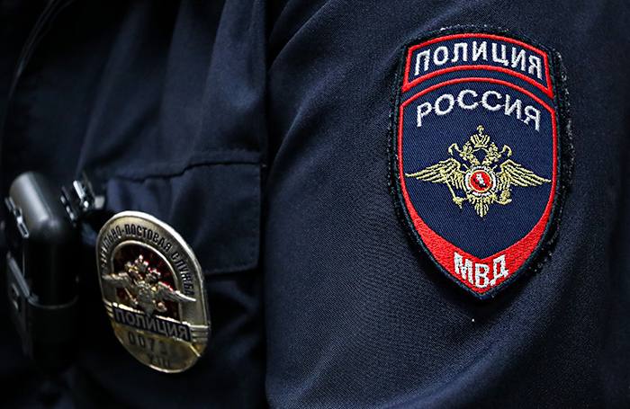 Сотрудниками краснодарской полиции за пособничество в мошенничестве задержан житель Новосибирска Следственным подразделением Управления МВД России по городу Краснодару расследуется уголовное дело, возбужденное в отношении 23-летнего жителя города Новосибирска, по признакам преступления, предусмотренного частью 5 статьи 33, частью 3 статьи 159 Уголовного кодекса Российской Федерации мошенничество . Санкции инкриминируемой статьи предусматривают максимальное наказание в виде лишения свободы на срок до десяти лет. Установлено, что обвиняемый, являясь пособником мошенников, обналичивал с различных банковских карт денежные средства, похищенные обманным путем у граждан, а затем передавал их курьеру. За противоправные действия молодой человек получал денежное вознаграждение. Так, жертвами аферистов стали два жителя города Краснодара. Мошенники по телефону уведомили их о существующих финансовых угрозах и необходимости срочного перевода денег на безопасные счета. Действуя по инструкции собеседников, потерпевшие перечислили свыше 1 700 000 и 1 120 000 рублей. ‼ Впоследствии злоумышленник обналичил около 300 000 и 415 000 рублей соответственно, а себе оставил 30 000 рублей. Пресс-служба Управления МВД России по городу Краснодару