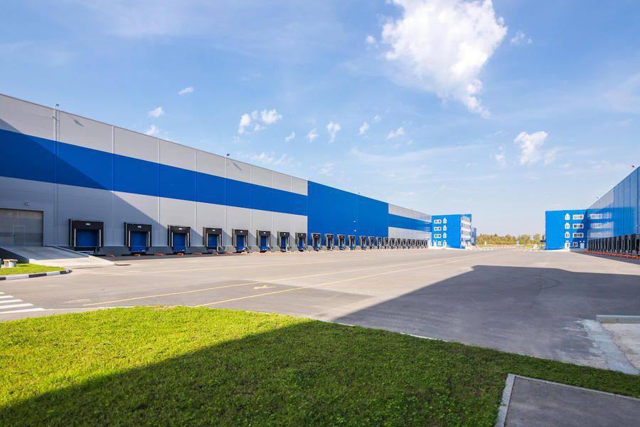 Wildberries Russ арендовала 62 тыс кв м складских площадей в индустриальном парке Никольское 2 на севере Подмосковья пишет Ъ Ежегодные арендные выплаты за комплекс оцениваются в пределах в 650 700 млн руб в год В условиях падения спроса на складскую недвижимость многие собственники логопарков готовы предоставлять дисконты чем вероятно воспользовался маркетплейс