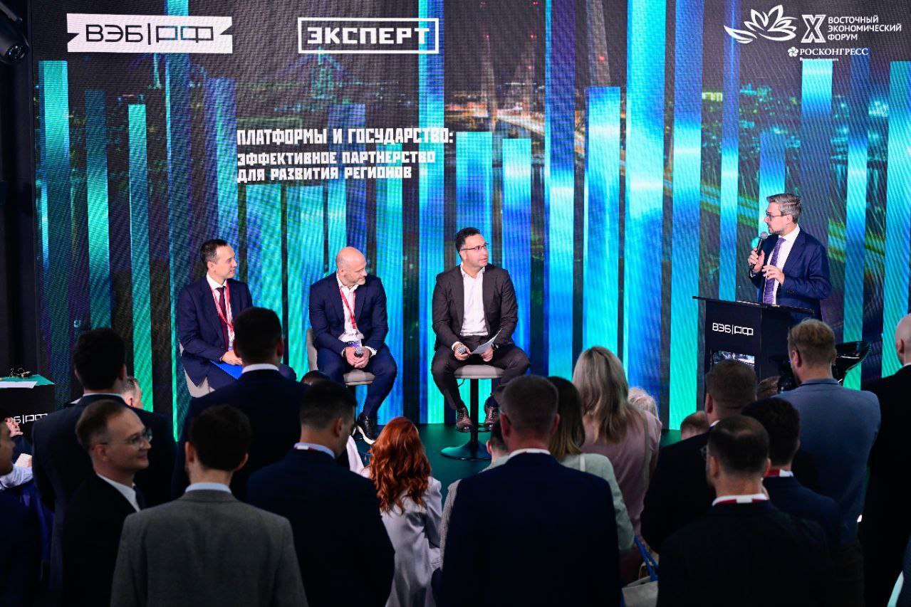 Дальний Восток может стать полигоном для регулирования цифровых платформ заявил председатель наблюдательного совета Ассоциации цифровых платформ АЦП Андрей Шаронов выступая на X Восточном экономическом форуме ВЭФ Сегодня цифровые платформы предлагают более 140 подкатегорий услуг рассказал управляющий директор Авито Влад Федулов Согласно исследованию Института Гайдара объем рынка платных бытовых услуг в 2024 году оценивается в 17 9 трлн рублей а к 2026 году этот показатель достигнет 27 трлн рублей сообщил он У цифровых платформ большой потенциал для дальнейшего развития уверен Федулов Он предложил выделить цифровые платформы занятости в отдельную категорию подлежащую регулированию это повысит прозрачность и предотвратит сокрытие трудовых отношений Подробнее в материале Ведомости Инновации и технологии Пресс служба Авито