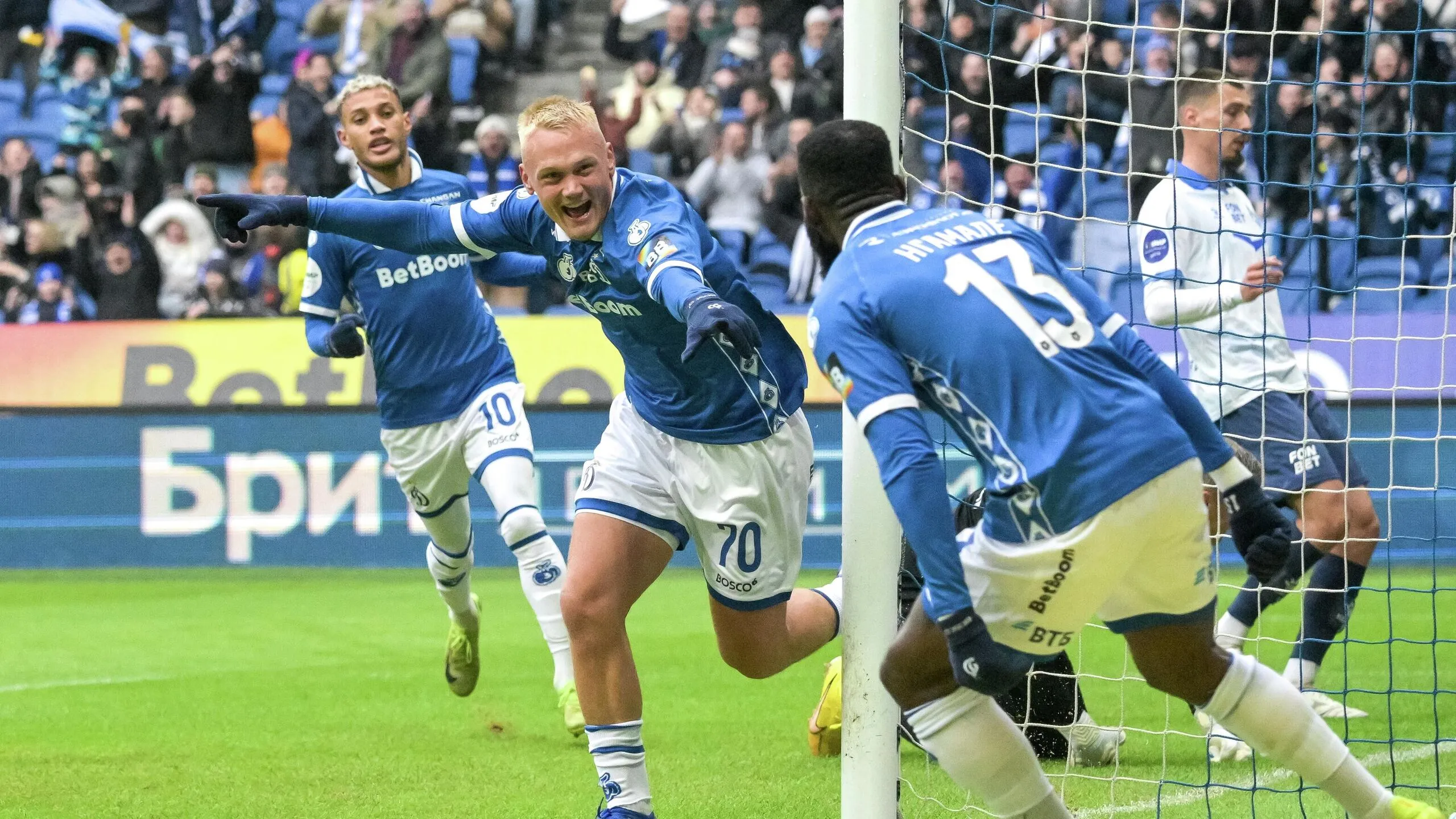 Московское Динамо заняло первое место по чистой прибыли по итогам 2025 года среди клубов Российской премьер лиги РПЛ следует из отчетности клубов которая имеется в распоряжении РИА Новости Чистая прибыль Динамо в 2025 году составила 1 25 млрд рублей Показатели бело голубых по сравнению с 2024 годом выросли на 264 3 343 37 млн рублей в 2024 году В тройку лучших в РПЛ по чистой прибыли в 2025 году также вошли петербургский Зенит 1 22 млрд рублей и действующий чемпион России Краснодар 893 7 млн рублей В плюсе по итогам 2025 года также оказались ЦСКА 653 7 млн рублей махачкалинское Динамо 566 6 млн рублей Ростов 413 2 млн рублей калининградская Балтика 309 8 млн рублей казанский Рубин 131 8 млн рублей и тольяттинский Акрон 15 1 млн рублей В отчетности грозненского Ахмата указано что клуб завершил прошлый год с нулем в графе чистая прибыль