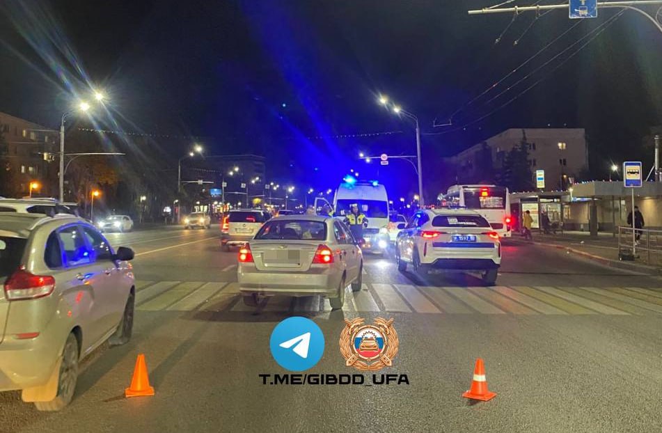 В Уфе пожилой водитель сбил пенсионерку на пешеходном переходе Вчера вечером на Юрюзани 70 летний водитель Шевроле Авео наехал на пожилую женщину которая переходила дорогу по пешеходному переходу Женщина с различными травмами госпитализирована в медицинское учреждение По факту ДТП начато административное расследование Подпишитесь на ufa rb