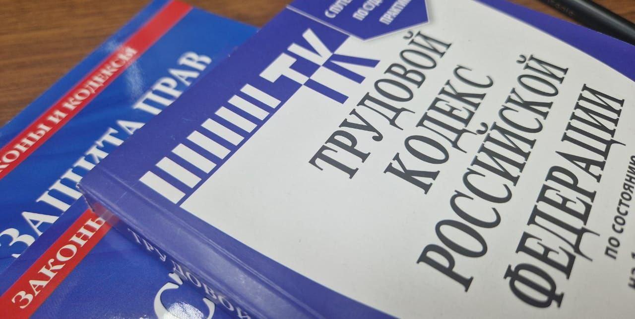 По требованию прокуратуры незаконно уволенный работник государственного учреждения восстановлен на работе Прокуратурой Скадовского района Херсонской области проведена проверка соблюдения трудового законодательства в ГБУ ХО «Голопристанский комплексный центр социального обслуживания населения предоставления социальных услуг ». Установлено, что в нарушение требований законодательства работник центра трижды привлечена к дисциплинарной ответственности. Дважды ей объявлен выговор за ненадлежащее исполнение трудовых обязанностей. На третий раз она была уволена в связи с неоднократным неисполнением трудовых обязанностей. При этом женщина не была ознакомлена со своими должностными обязанностями, что исключает возможность ее привлечения к дисциплинарной ответственности. Кроме того, наложение трех дисциплинарных взысканий в один день лишили её возможности добросовестно исполнять свои трудовые обязанности после объявления первоначального выговора, то есть исправиться. Прокуратурой района на приказы руководителя учреждения о привлечении работника к дисциплинарной ответственности принесены протесты. После вмешательства надзорного ведомства незаконные приказы отменены, женщина восстановлена в занимаемой должности, а за период незаконного увольнения ей начислены соответствующие компенсационные выплаты. #Происшествия