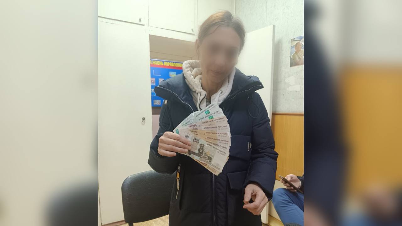 1 2 3 4 5 6 7 Карманный бизнес: в Красноярске перед судом предстанет местная жительница за серию квартирных краж С августа по декабрь 2024 г. 40-летняя красноярка, имея за плечами преступный опыт и несколько судимостей, вновь решила заработать без труда. Женщина тайно проникала в незапертые квартиры в жилых домах, крадя находящееся в прихожих имущество. Она не усложняла: умела ловко достать из кармана пожилого прохожего наличные или просто заходила в случайные жилища, находя там ценности. Несмотря на то, что хозяева были дома, злоумышленница незаметно проникала в квартиры. За это время ей удалось похитить деньги, сумки, портмоне, ювелирные изделия общей стоимостью более 500 тыс. руб. Обвиняемая признала свою вину и рассказала, как происходили кражи. «Я просто проверяла ручки дверей. Если увидела, что дверь открыта, заходила внутрь и искала все, что можно было бы украсть,» — заявила она. Прокурор утвердил женщине обвинение в кражах ст. 158 УК РФ , приговор она ожидает в СИЗО. Уголовное дело рассмотрит Железнодорожный районный суд г. Красноярска. Сайт Тelegram ВК