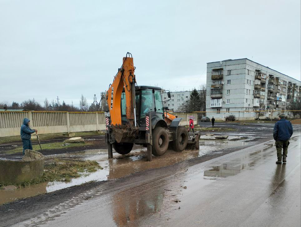 За два месяца количество аварий на сетях водоснабжения в Донецке снизилось более чем на треть  Таких результатов удалось достичь благодаря совместным усилиям специалистов предприятия "Вода Донбасса" и помощи шеф-региона Москвы. На сегодняшний день в каждом районе Донецка работает по 1-2 бригады от предприятия, дополнительно 3 бригады из Москвы ликвидируют аварии в пяти районах города. Об этом сообщили на прошедшем сегодня заседании оперштаба по теплу и воде.  Так, в январе ремонтная бригада Донецкого водоканала отремонтировали водовод в Киевском районе, заменив свыше 50 метров трубопровода диаметром 400 мм, что позволило улучшить водоснабжение для жителей 60 жилых домов  включая верхние этажи .    Также проводятся работы и на объектах водоотведения. Подрядчики приступили к ремонту очистных сооружений, планируется замена механизированных решеток, что благоприятно скажется на качестве сбрасываемых стоков.  Кроме того, в Донецке увеличен подвоз воды жителям и установлены 16 пятикубовых емкостей с водой. В город направят дополнительные емкости, представители городской администрации уже устанавливают дома, куда вода подается нестабильно. Несколько емкостей также установят в Макеевке, о местах их расположения сообщат дополнительно.   Фото: Минстрой ДНР