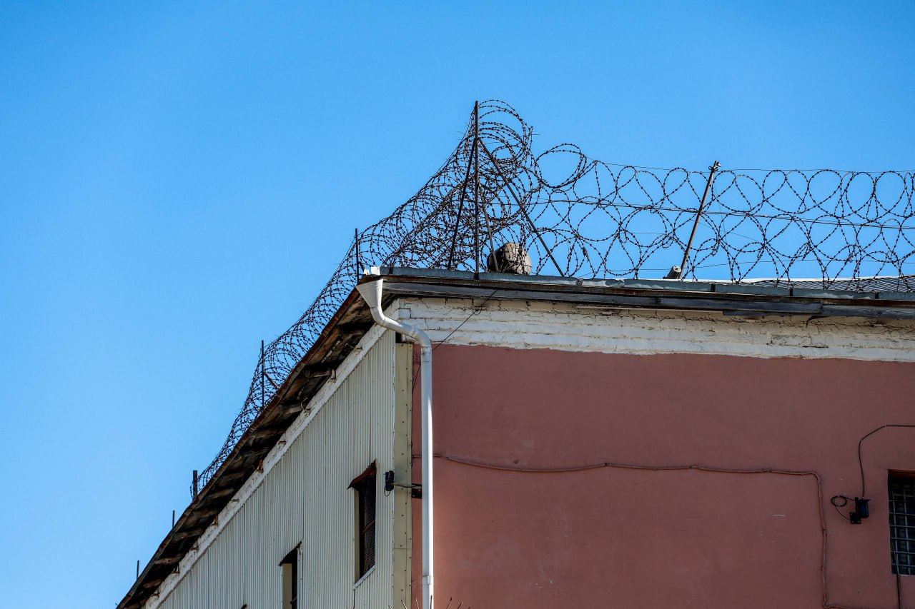 На Южном Урале будут судить заключённого за распространение экстремизма в колонии Сотрудники управления ФСБ по Челябинской области совместно с ГУФСИН по Южному Уралу раскрыли преступление экстремисткой направленности Возбуждено уголовное дело в отношении южноуральца 2000 года рождения Следствие полагает что во время отбывания наказания в колонии за попытку сбыта наркотиков заключённый начал распространение экстремистских материалов среди других осуждённых В частности указывается что материалы содержали призывы к осуществлению террористической деятельности и пропаганду терроризма Установлено что заключённый действовал по указке иностранных кураторов Сотрудниками Федеральной службы безопасности проводятся следственные действия направленные на сбор доказательств Заключённому грозят дополнительные 7 лет отсидки eugenejut