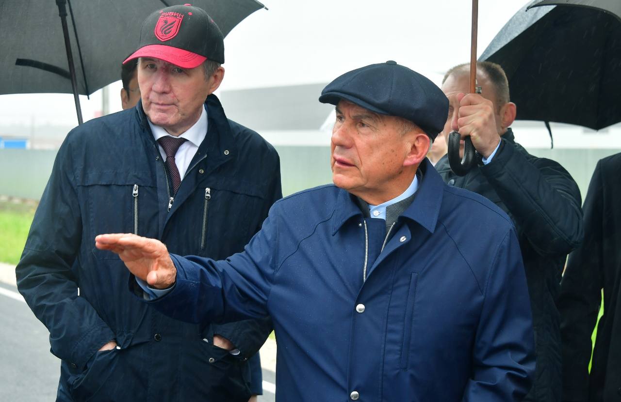 В Татарстане запускают два крутых проекта! Вице-премьер РТ- министр экономики РТ Мидхат Шагиахметов поучаствовал в церемонии начала реализации проектов «Фабрика мороженого Славица» и «Производственно-логистический комплекс по глубокой переработке мяса птицы». «Славица» будет выпускать 30 тонн мороженого и 24 тонны кондитерки в год – сладкоежкам будет чем порадоваться! Комплекс по переработке мяса птицы 40 тыс. тонн! объединит логистику холдинга «Ак Барс», сделав процессы ещё эффективнее. Раис РТ Рустам Минниханов подчеркнул: это новые рабочие места и укрепление экономики республики. #ТатарстанАЛГА #Татарстан #Развитие #Инвестиции