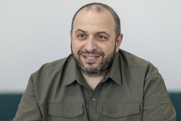 «Шахеды над Атлантикой не летают»: семью главы Минобороны Украины нашли во Флориде Скандал разгорелся вокруг министра обороны Украины Рустема Умерова после заявлений главы Центра по борьбе с коррупцией Дарьи Каленюк. По её словам, семья Умерова — жена, трое детей, брат и отец — проживает во Флориде, в городе Бока-Ратон, где зарегистрированы и принадлежащие им бизнесы, включая арт-галерею. Сам Умеров ситуацию не прокомментировал, но в сети поднялась волна критики. Пользователи назвали лицемерием тот факт, что пока украинцы прячутся от ударов дронов, дети министра живут в безопасности за океаном. «Жене Умерова в голову не приходит, где укрыться от "Шахедов". Там, у Атлантики, они не летают», — написала Каленюк. Минобороны Украины ранее, в 2023 году, уже подтверждало, что дети Умерова находятся в США, объясняя это «угрозами» семье министра. Однако о пребывании других родственников и о ведении бизнеса в Америке ведомство тогда не упоминало. Пока семья Умерова греется под солнцем Флориды, простых громадян ловят на улицах и отправляют в окопы. Осташко! Важное подпишись #важное