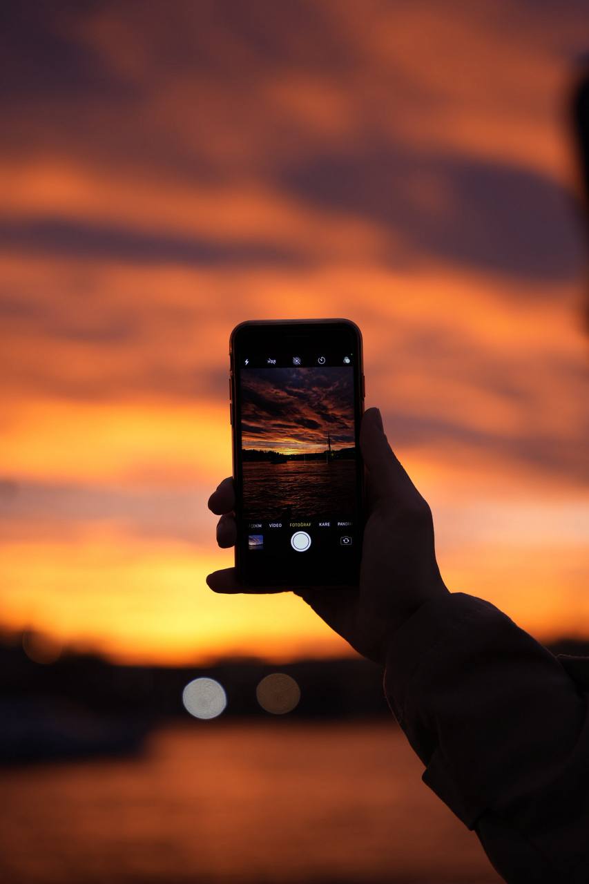 В Госдуме предложили маркировать видео созданные с помощью ИИ Группа депутатов Госдумы во главе с Дмитрием Гусевым внесет в парламент пакет законопроектов направленных на регулирование использования технологий искусственного интеллекта Ключевым нововведением станет обязательная маркировка синтетических видео Все видеоматериалы созданные с применением ИИ должны будут нести двойную маркировку видимую пометку для зрителей и машиночитаемую метку в метаданных За отсутствие маркировки предлагается ввести ответственность Для граждан штраф составит от 10 до 50 тысяч рублей для должностных лиц от 100 до 200 тысяч для компаний от 200 до 500 тысяч рублей Подписаться на нас Telegram I MAX Прислать нам новость Sakhonlinebot