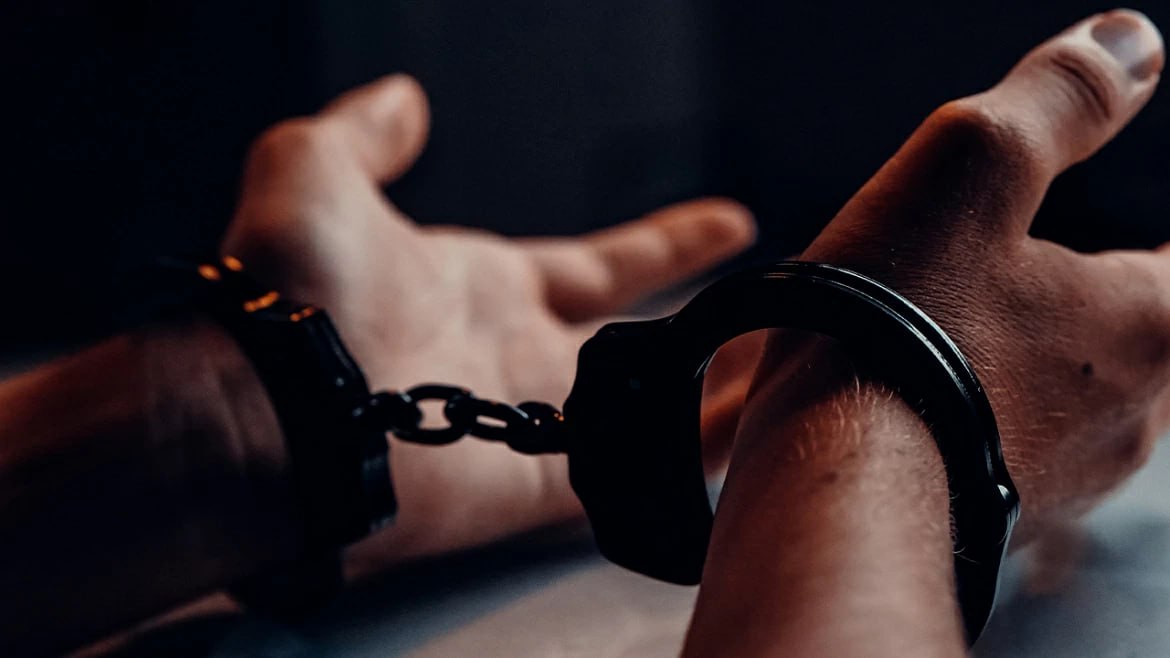 ‍  В Находке полицейскими задержан подозреваемый в мошенничестве   ‍  В дежурную часть отдела МВД России по г. Находке поступило сообщение местного жителя о том, что неизвестное лицо путем обмана, под предлогом выполнения ремонтных работ, завладело его денежными средствами на общую сумму 84 тыс. рублей.    Установлено, что потерпевший вместе с супругой хотели сделать ремонт на лоджии в своей квартире и стали просматривать в Интернете объявления мастеров, которые могут взяться за работу. Выбрав подходящего человека, семейная пара связалась с ним и назначила встречу. Обсудив фронт работы, все нюансы и договорившись о цене, мастер пообещал сразу приступить к работе и сдать готовую лоджию за 2-3 недели.    На необходимые стройматериалы потерпевший сразу перевел работнику деньги. А потом еще раз. А следом аванс и снова деньги на материалы. И так несколько раз. Правда, некоторые строительные материалы злоумышленник все-таки до квартиры потерпевших довез, создавая видимость работы.    Обозначенный срок выполнения ремонтных работ прошел, но лоджия так и не была сделана. А мастер просто перестал выходить на связь. Через несколько дней до мужчины все-таки удалось дозвониться. Заказчик потребовал вернуть все денежные средства, работник согласился, но деньги так и не вернул. Потерпевший понял, что связался с мошенником, и обратился за помощью в полицию.    В результате оперативно-розыскных мероприятий сотрудниками уголовного розыска был установлен и задержан ранее судимый 51-летний гражданин. В отделе полиции он дал признательные показания и пояснил, что ему необходимы были денежные средства, поэтому он решил завладеть ими обманным путем, под предлогом ремонта.    Следователем следственного подразделения ОМВД России по городу Находке возбуждено уголовное дело по части 2 статьи 159 УК РФ  Мошенничество, совершенное с причинением значительного ущерба гражданину . Максимальная санкция статьи предусматривает наказание – лишение свободы на срок до 5 лет.    Вынесения приговора фигурант уголовного дела будет дожидаться под подпиской о невыезде и надлежащем поведении.  Расследование продолжается.    Полиция просит приморцев быть бдительными, соблюдать меры имущественной безопасности.