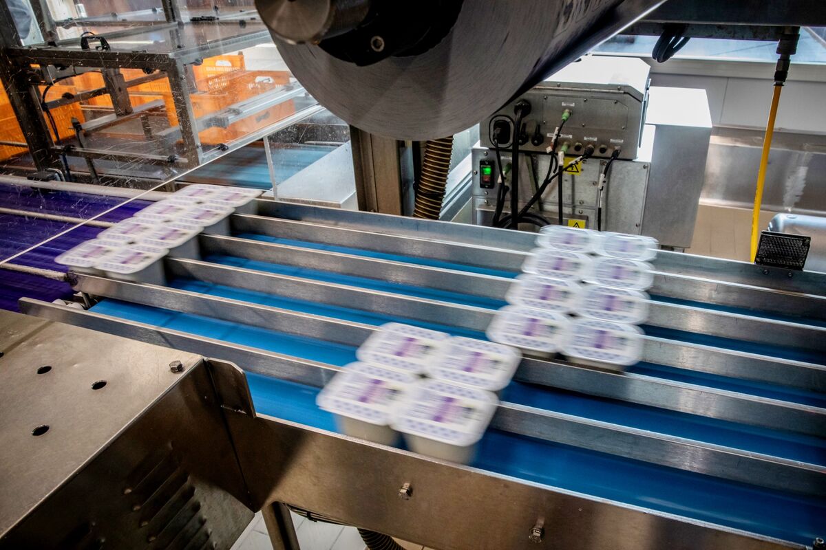 Китай ввел пошлины на некоторые виды молочной продукции импортируемой из Европейского союза крупного экспортера после расследования по факту применения субсидий что усугубило торговый спор с блоком В предварительном решении Пекин заявил что введет пошлины в размере до 42 7 на некоторые молочные продукты из блока после того как выяснилось что экспорт субсидировался согласно данным министерства коммерции Китай начал расследование поставок из региона в августе 2024 года сосредоточив внимание на таких продуктах как свежий и переработанный сыр jkinvest news jkinvest