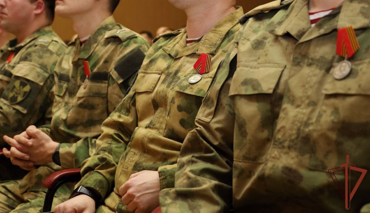 В Красноярском крае увеличили выплаты для военнослужащих по контракту до 1,3 миллионов рублей Соответствующее поручение дал губернатор Михаил Котюков. Такая выплата предусмотрена только для мобилизованных, которые уже находятся в зоне проведения СВО и там решили подписать контракт с МО РФ. В остальных случаях сумма будет равна 1 миллиону. __________ Оставить обращение