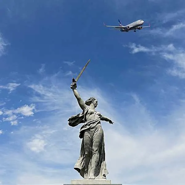Аэрофлот проведет Диктант Победы на рейсах в Мурманск и Волгоград Аэрофлот 24 апреля проведет Диктант Победы на рейсах в города герои В ежегодной международной исторической акции посвященной Победе в Великой Отечественной войне примут участие пассажиры дневных рейсов из Москвы в Мурманск и Волгоград Об этом сообщает AVIA RU Проверить знания истории на высоте 10 000 метров можно будет в формате Авиа Диктанта Путешественникам предложат специальные бланки с вопросами об основных событиях военного времени Участвовать в Диктанте Победы приглашаются все желающие независимо от возраста и гражданства Диктант Победы проводится с 2019 года по инициативе организационного комитета партии Единая Россия Наша Победа Цель масштабной просветительской акции сохранить историческую память и связь поколений aviaru net n294974 Оставайся в информационном потоке подпишись на наш канал в MAX