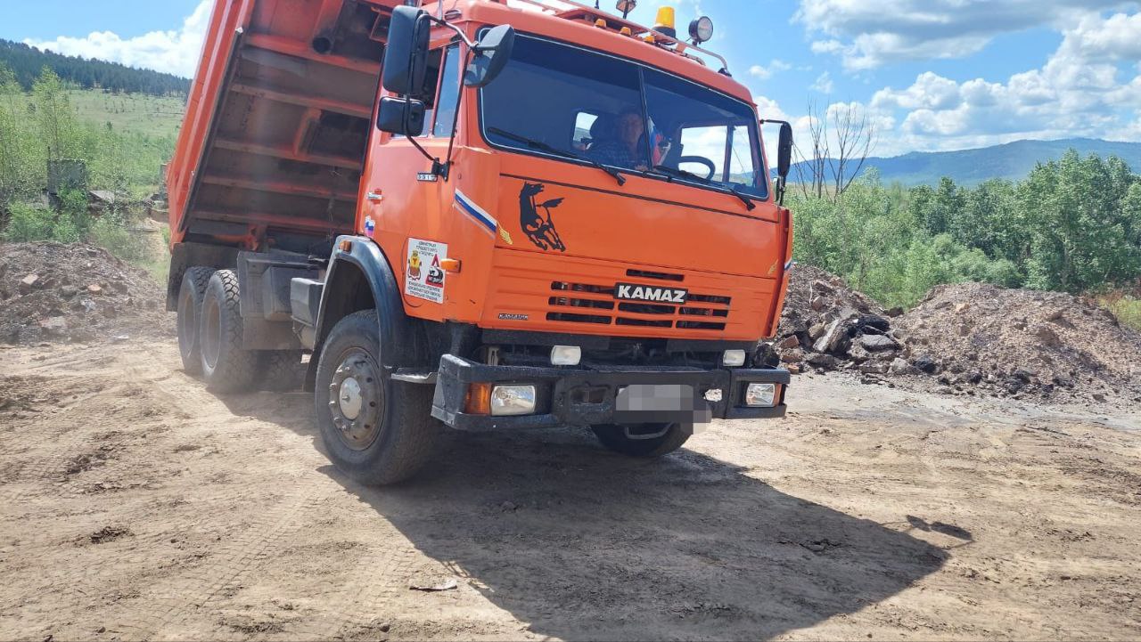 Водитель "КАМАЗа" с гербом Читы выгрузил мусор в неположенном месте Водитель "КАМАЗа", на двери которого изображён герб Читы, выгрузил грунт смешанный с землёй в мкр Батарейный. Материалы переданы в полицию для установления личности нарушителя. После этого его привлекут к ответственности за загрязнение окружающей среды. По закону, за выброс мусора с использованием транспорта предусмотрен штраф от 10 до 120 тысяч рублей. При повторном нарушении сумма увеличивается, также возможна конфискация автомобиля. Фото: тг-канал 18+ Минприроды Забайкалья ChitaMedia Забайкальский край