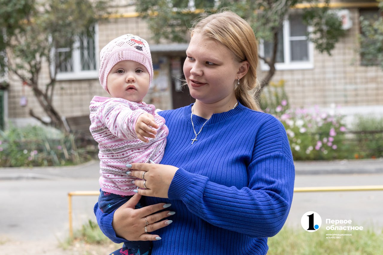 В Челябинской области 79 семей получили право на студенческий капитал Анна Шлыкова из Еманжелинска родила дочь Дарину в июне 2024 года. На момент беременности и родов молодая женщина была студенткой Челябинского педагогического колледжа №2. «Я считаю, пока молодые, нужно строить семью, а заниматься карьерой — потом», — замечает Анна. Куда потратить 1 млн 40 тысяч рублей, молодая женщина пока не решила. Но в будущем собирается покупать квартиру. Анна ждет второго малыша и готовится к свадьбе. Кому положен студенческий капитал, читайте по этой ссылке. / Прислать новость