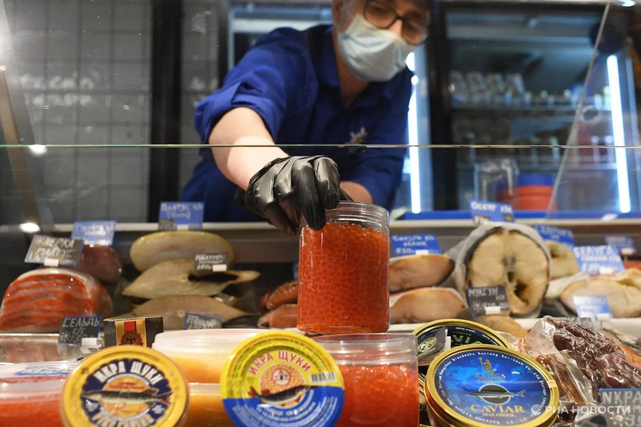 Россияне в этом году чаще покупают красную икру упаковками по полкило выяснили для РИА Новости аналитики компании Платформа ОФД В прошлом году выбор чаще брали по 250 300 грамм Этому способствовали удачная путина лососевых и рост доступного предложения прежде всего икры горбуши По данным Платформы ОФД медианная цена за 1 кг красной икры составила 9 2 тыс рублей что на 7 ниже чем в прошлом году При этом число покупок выросло на 14 по сравнению с аналогичным периодом прошлого года Подписаться на РИА Новости экономика Все наши каналы