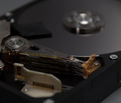 На рынке традиционных жестких дисков наблюдался резкий скачок цен из за ажиотажа вокруг ИИ DigiTimes Похоже что глобальный кризис памяти из за ажиотажа вокруг ИИ начинает оказывать влияние на стоимость традиционных HDD Об этом сообщает портал Wccftech со ссылкой на свежий отчет авторитетного тайваньского издания DigiTimes Журналисты последнего сообщают что в четвертом квартале 2025 года контрактные цены на жесткие диски выросли на 4 по сравнению с предыдущим кварталом