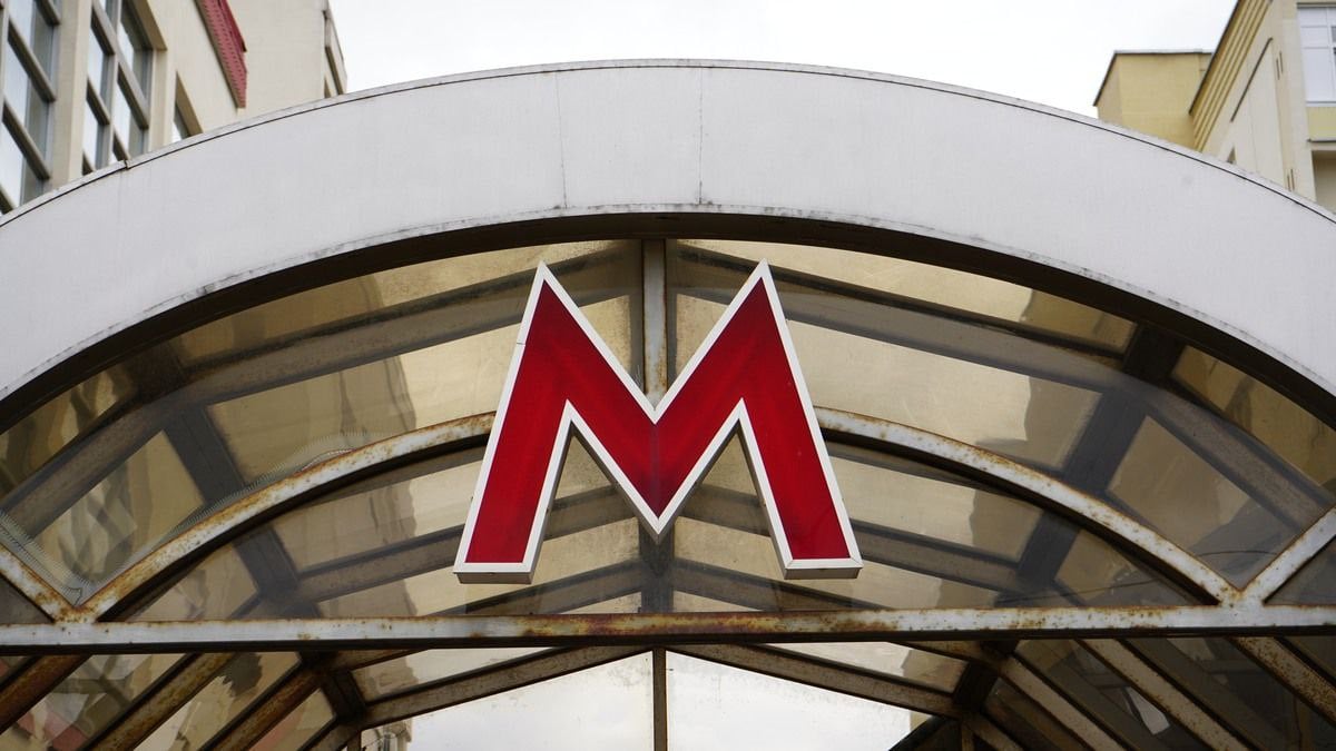 В Москве появится беспилотное метро. Под него переделают составы, которые ездят и в Минске Без машиниста смогут ездить современные поезда серии «Москва-2024», которые ходят и в Минске — на третьей зеленой ветке. Главной сложностью называют то, что в мире пока никто не организовал беспилотное движение поездов с интервалами 60−90 секунд. А именно с такими промежутками ходит московское метро.