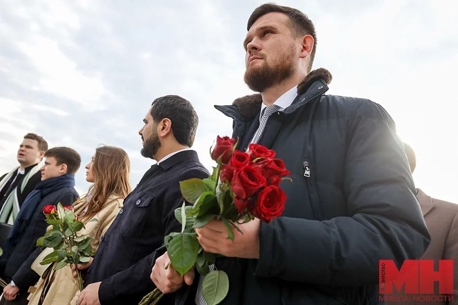 Представители Молодежной палаты Союзного государства возложили цветы к стеле «Минск — город-герой».  Они почтили память героев Великой Отечественной войны перед заседанием Молодежной палаты при Парламентском Собрании Союза Беларуси и России.  Наша работа дает активным представителям общественных организаций возможность не только высказывать свое мнение, но и предлагать конкретные инициативы. Молодые люди лучше понимают повестку в студенческой, юношеской и подростковой среде, отметил депутат Госдумы Артём Туров.  «Минск-Новости» MINSKNEWS.BY Telegram Viber FB  VK Inst TikTok  YouTube