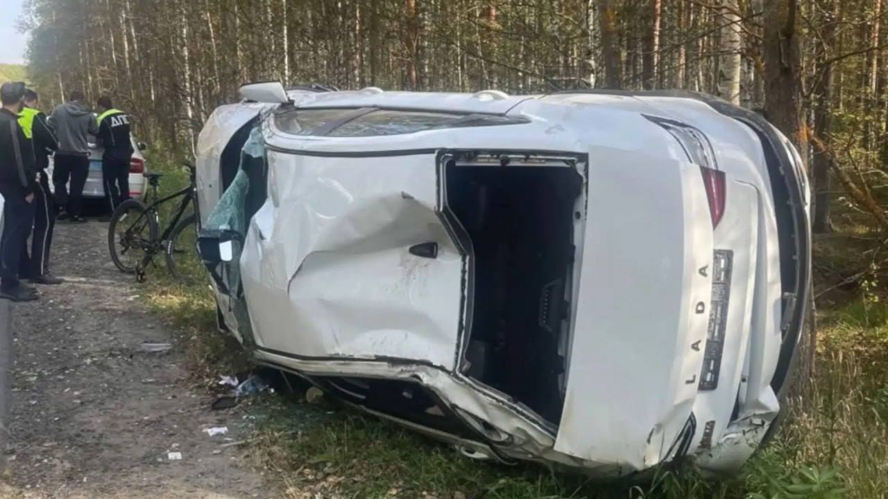 У Lada Vesta заклинило руль прямо на трассе Авто трижды перевернулось и вылетело в кювет Водитель получила тяжелые травмы позвоночника подушки безопасности не раскрылись Это произошло во Владимирской области Ранее сообщалось что проблема заклинивающего руля у Vesta массовая но машины отзывать никто не стал Lada Vesta скоро станет одной из самых популярных машин в такси потому что закон запретил почти все остальные авто кроме продукции АвтоВАЗа и Москвича banki oil