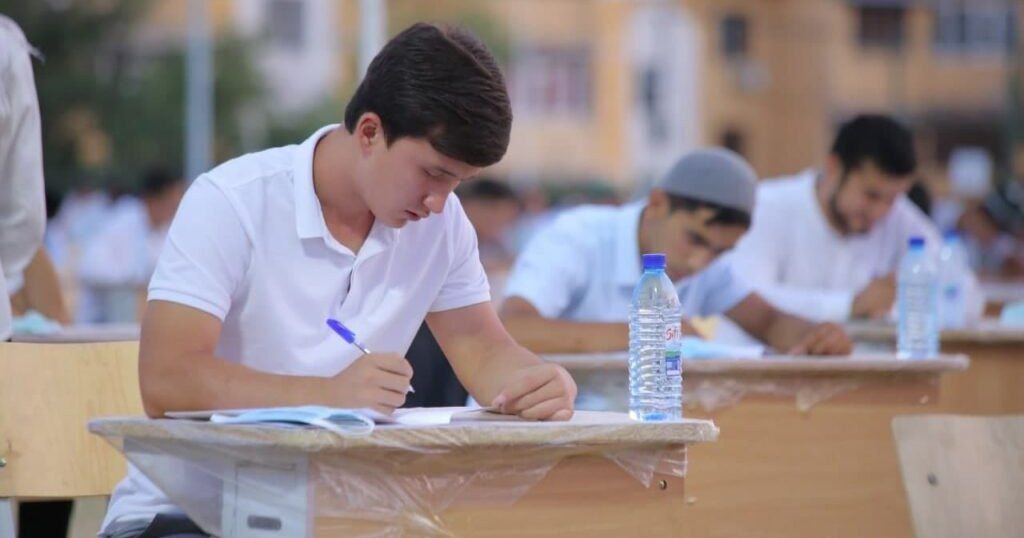 Абитуриентам с сертификатом В1 засчитают 75 баллов при поступлении Абитуриентам с языковым сертификатом В1 начтслят 75 от максимального балла при поступлении в вузы Мера действует на учебные заведения где иностранный язык как основной предмет ExoUzbekistana