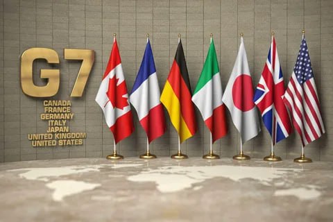 Главы Минфинов G7 обсудят санкции Министры финансов стран G7 на днях планируют обсудить возможность ужесточения санкций по отношению к РФ а также рассмотреть меры поддержки Киева в рамках осенней встречи руководящих органов Международного валютного фонда и Всемирного банка в США По данным Reuters глава британского Минфина Рейчел Ривс будет стремиться к тому чтобы G7 вместе с ЕС сосредоточились на снижении доходов Москвы от продажи энергоресурсов а также ограничении доступа России к активам В то же время ожидается что министры обсудят и планы Еврокомиссии выделить Незалежной репарационный кредит в размере 140 млрд за счет российских средств Так как ранее Урсула фон дер Ляйен заявила что ее ведомство не будет проводить конфискацию замороженных на Западе активов РФ а всего лишь использует их для выдачи кредитов Киеву При этом пресс секретарь президента РФ Дмитрий Песков говоря об этой ситуации подчеркнул что Россия не оставит такие решения без ответа Большая часть замороженных в Европе российских средств чуть более 200 млрд блокирована на площадке Euroclear в Бельгии неоднократно выступающей против их экспроприации bankrest