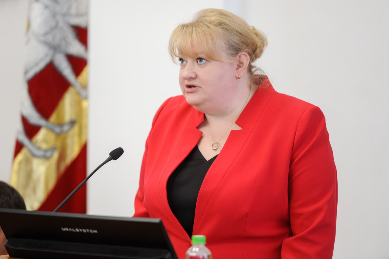 Экс глава челябинского минсоцотношений Буторина уезжает в НАО С 1 января она возглавит департамент соцзащиты населения Ненецкого автономного округа На работу в Нарьян Мар Ирину Буторину пригласила губернатор НАО Ирина Гехт Буторина в челябинском правительстве всегда считалась протеже Гехт С подачи Гехт Буторина заняла пост детского омбудсмена а потом стала министром социальных отношений До мая 2024 года Гехт занимала пост первого вице губернатора Челябинской области Затем возглавила правительство Запорожской области откуда ушла в отставку в январе 2025 года С марта руководит НАО Буторина ушла в отставку с поста министра в ноябре 2024 года Она стала замдиректора челябинского регионального Центра социальной защиты Семья В нынешней структуре правительства НАО нет отдельного департамента соцзащиты Новое ведомство которым будет руководить Буторина выделено из департамента здравоохранения труда и социальной защиты населения и заработает с 1 января Главный политический канал Урала Мы в МАХ