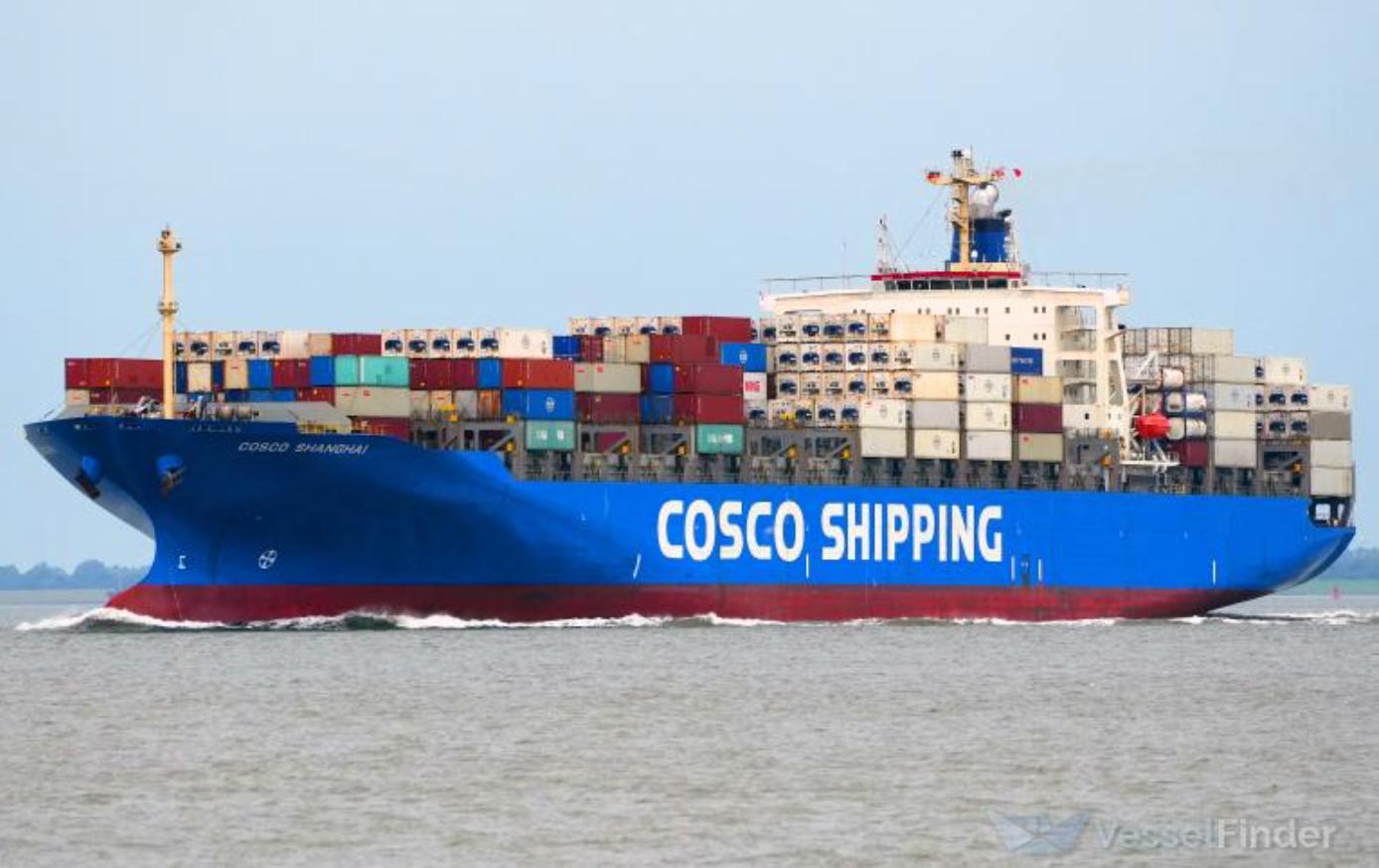 COSCO крупнейшая китайская контейнерная судоходная линия предпринимает стратегические шаги которые показывают насколько серьезно Пекин относится к растущим морским ограничениям Америки 15 сентября 2024 года COSCO Container объявила о двух крупных инвестициях которые были сделаны в течение нескольких часов друг за другом о создании интеллектуального центра цепочки поставок в Шэньчжэне стоимостью 140 миллионов долларов США и о знаковом партнерстве в крупном сингапурском порту Туас