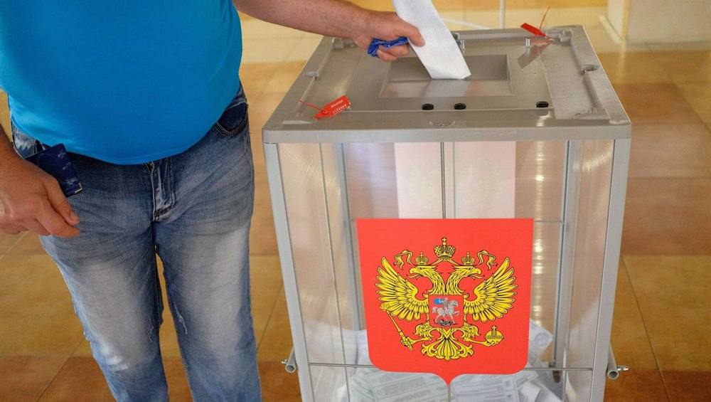 Более 1,5 млн оренбуржцев смогут проголосовать на выборах губернатора По данным государственной автоматизированной системы «Выборы», на 1 июля 2025 года в Оренбургской области зарегистрировано 1 500 822 избирателя. Подсчёт проводится дважды в год – по состоянию на 1 января и 1 июля. Как сообщили в избирательной комиссии региона, наибольшее число избирателей проживает в Оренбурге – 433 484 человека. Меньше всего – в ЗАТО Комаровский, где численность составила 3 963 человека. За последние полгода наблюдается рост числа избирателей, в том числе в Оренбургском районе +1 469 человек и Ленинском районе Оренбурга +991 человек . Выборы в регионе пройдут 12, 13 и 14 сентября. В эти дни жители области смогут принять участие в досрочных выборах губернатора, а также в голосовании на местных выборах, которые пройдут во всех муниципальных образованиях.