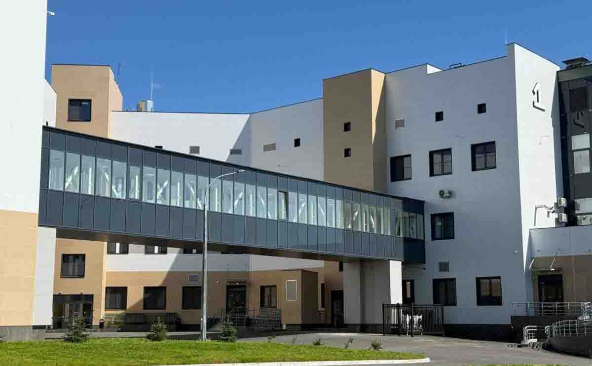 Новую краевую больницу планируют запустить в сентябре Власти утверждают что она станет одним из лучших медицинских комплексов Дальнего Востока О планируемом открытии новой Камчатской краевой больницы губернатор Владимир Солодов проинформировал первого заместителя руководителя Администрации Президента Сергея Кириенко во время его визита на Камчатку Строительство комплекса по его словам полностью завершено сейчас он готовится к скорому приему первых пациентов передаёт ИА Камчатское время Подробности по ссылке kamtime ru article 026ac031 5b0d 40b5 9253 b60fa3a4d97b