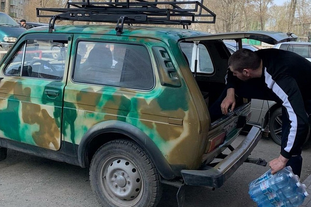 Волонтёры отправили из Новосибирской области на передовую автомобиль Активисты движения тылового фронта «Крылья Ангела» Куйбышевского района Новосибирской области отправили автомобиль и полезное имущество военнослужащим, выполняющим боевые задачи в зоне проведения специальной военной операции. Автомобиль повышенной проходимости марки «Нива» перед отправкой прошёл полное техническое обслуживание, в ходе которого была установлена новая резина, заменены технические жидкости и устранены неисправности. «В машину мы сложили эвакуационные тележки, маскировочные сети, питьевую бутилированную воду, продукты длительного срока хранения, письма со словами поддержки, обереги и иконки», - поделилась руководитель движения Надежда Шамне. Автомобиль и партия дополнительного имущества будут доставлены в зону проведения СВО и переданы в подразделения, в составе которых выполняют боевые задачи военнослужащие из Новосибирской области.