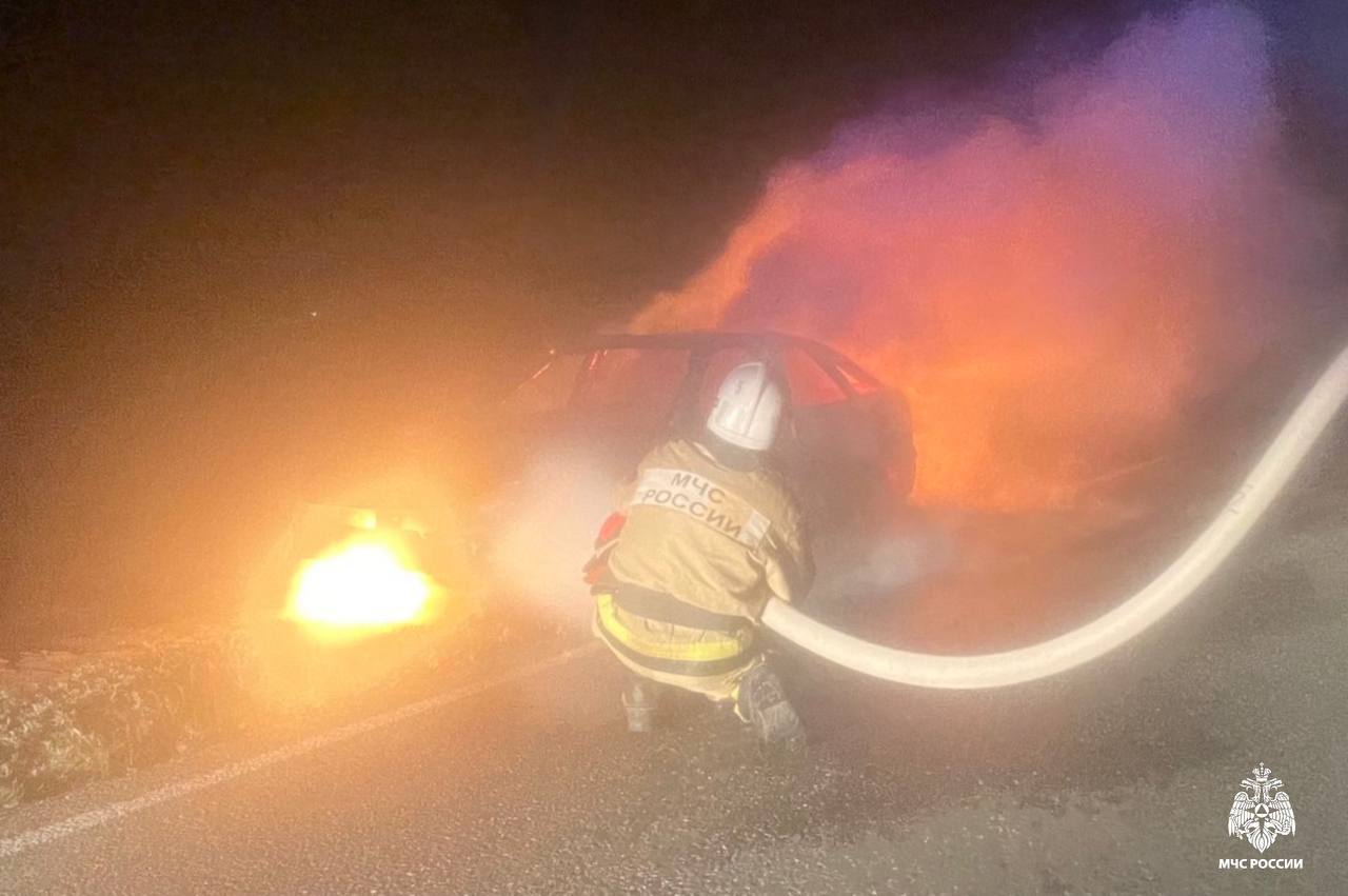 4 июня в 22:48 в Черноземельском районе на 10-ом километре автодороги «Комсомольский — Лагань» произошло возгорание легкового автомобиля в ходе движения.   Огнеборцы ликвидировали огонь на площади 5 кв. м. Пострадавших нет. Причина пожара и материальный ущерб устанавливаются.