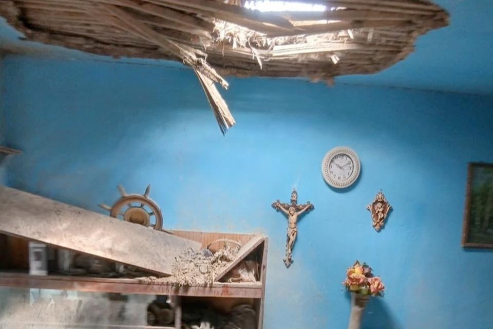 17 тысяч человек без газа, три машины подорвались на минах: ВСУ обстреляли мирные объекты Херсонской области ВСУ терроризировали левобережную часть Херсонской области 7 июля. «В Алешкинском округе украинский снаряд повредил газопровод, без газа остались 17 тысяч человек в девяти населенных пунктах. Семь социальных объектов перевели на аварийные источники питания. В Голопристанском округе устроили лесной пожар, сейчас он ликвидирован, в Таврийске беспилотник повредил жилой дом», - сообщает губернатор Херсонской области Владимир Сальдо. ВСУ также устроили дистанционное минирование дорог в Горностаевском округе. Как передают власти муниципалитета, сразу три автомобиля мирных жителей за минувшие сутки наехали и подорвались на минах-«лепестках», только чудом никто из водителей и пассажиров не пострадал. Всего же 7 июля киевские боевики били артиллерией и дронами по многим населенным пунктам Херсонщины. Кое-где обстрелы приводили к локальным отключениям света, как случилось в Чернянке: там дроны боевиков оборвали линию электропередач, оставив село без света, о ремонте пока не сообщалось.