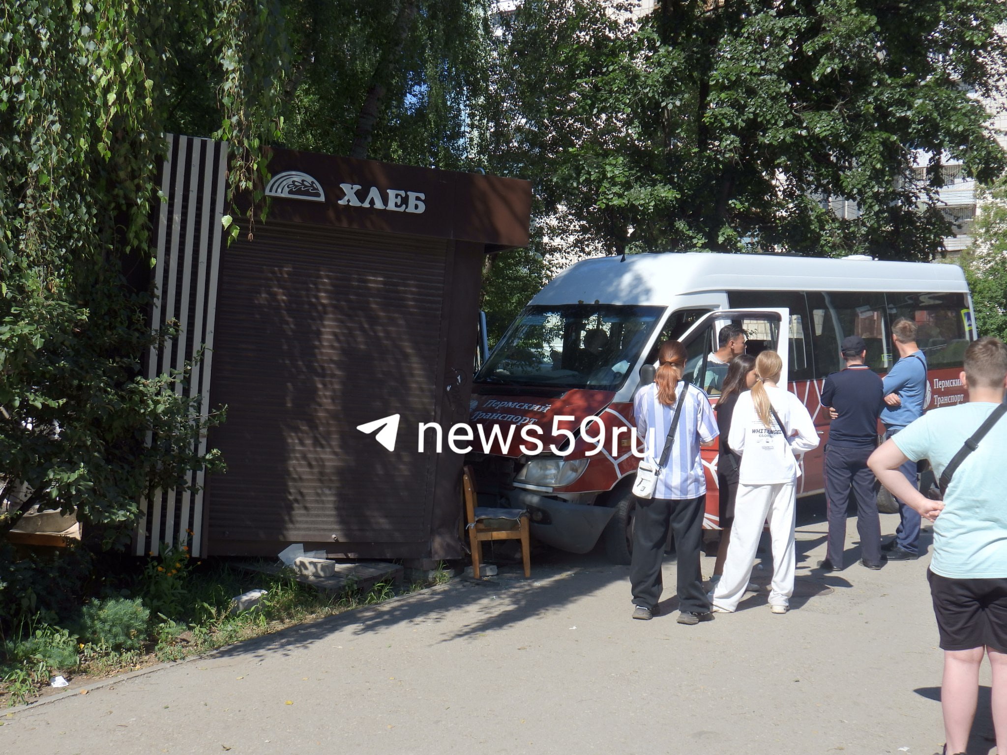 Маршрутка 7Т врезалась в ларек на Маршала Рыбалко    Предварительно, водитель автобуса пытался избежать столкновения с другим транспортом, в результате чего не справился с управлением и въехал в ларек. Об этом   рассказали в дептрансе.  Пострадали два пассажира, а также сотрудник павильона. Их доставили в медучреждения.    Подписаться   Прислать новость