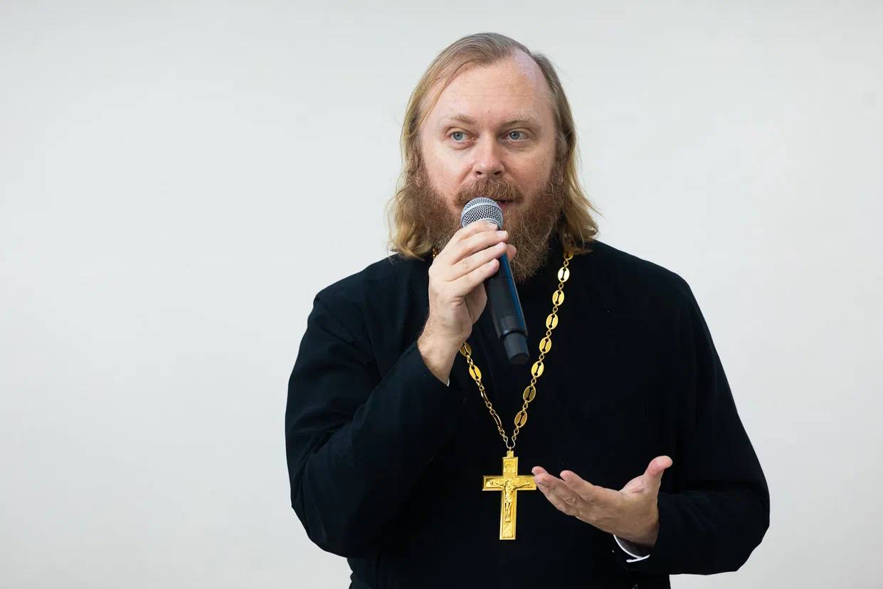 ‼ В Русской Православной Церкви призвали провести «специальную демографическую операцию» в России Об этом пишет ТАСС со ссылкой на председателя Патриаршей комиссии по вопросам семьи, защиты материнства и детства иерея Федора Лукьянова. По его словам, интересы западных фармацевтических компаний не имеют отношения к заботе о здоровье российских женщин и детей. Священник считает, что они лоббируют препараты для искусственного прерывания беременности, а также игнорируют требования Минздрава России. «Сегодня очень важно понимать, что эта война продолжается против нашей страны, и мы должны сегодня фактически проводить еще и специальную демографическую операцию», — заявил Лукьянов. Он отметил, что планы нацистского командования в отношении России предполагали резкое снижение рождаемости. Иерей в качестве подтверждения своих слов привел пример пропаганду идеи превосходства бездетности, а также налаживание широкого производства противозачаточных средств. Собеседник добавил, что аборты являются «золотым дном для фармкомпаний и серых биолабораторий», поскольку позволяют проводить «различные манипуляции, в том числе и с абортированным плодом человека». Источник:
