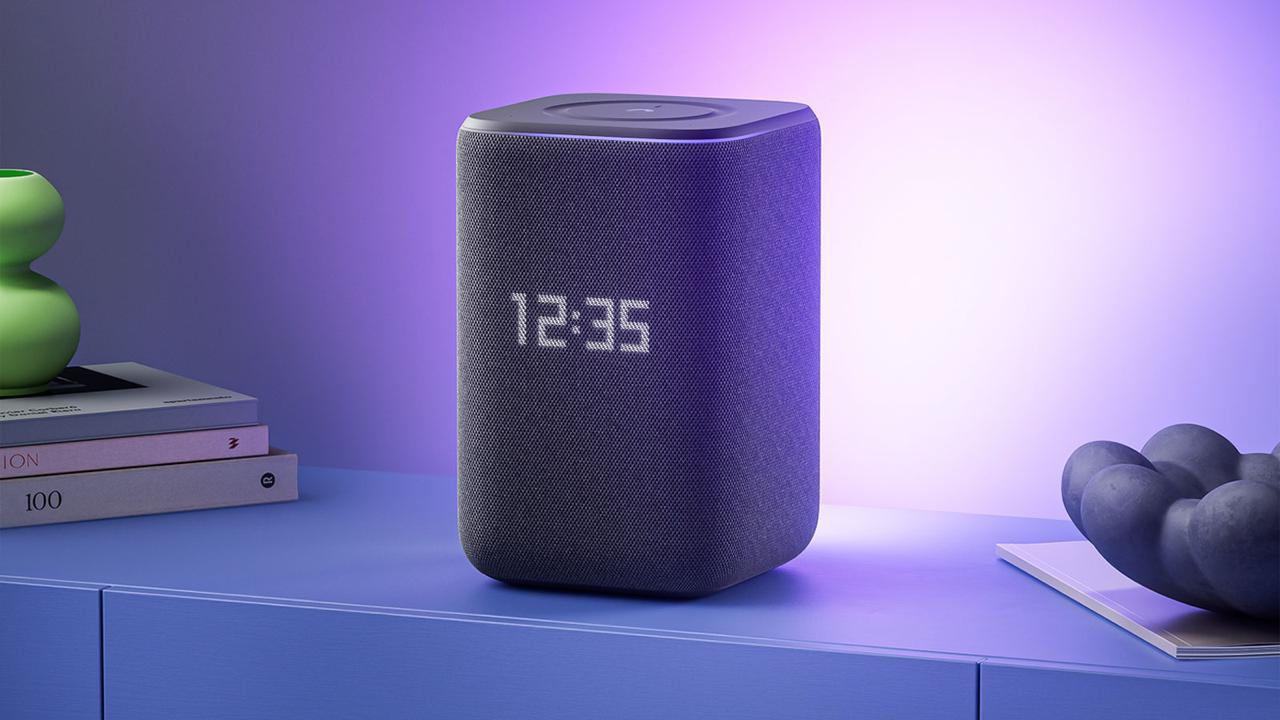 Умные колонки с Алисой теперь в каждом ЧЕТВЕРТОМ доме России об этом рассказал коммерческий директор Алисы и умных устройств Яндекса Вадим Еремин По его словам первые устройства покупали преимущественно техногики но довольно быстро Станции стали массовым продуктом В линейке появились умные колонки для детей модели с экраном и топовым звуком а также модели для управления умным домом Сейчас Яндекс Станции занимают большую часть рынка умных колонок в России а за прошлый год компания выпустила аж 14 новых моделей девайсов включая устройства умного дома Бэкдор