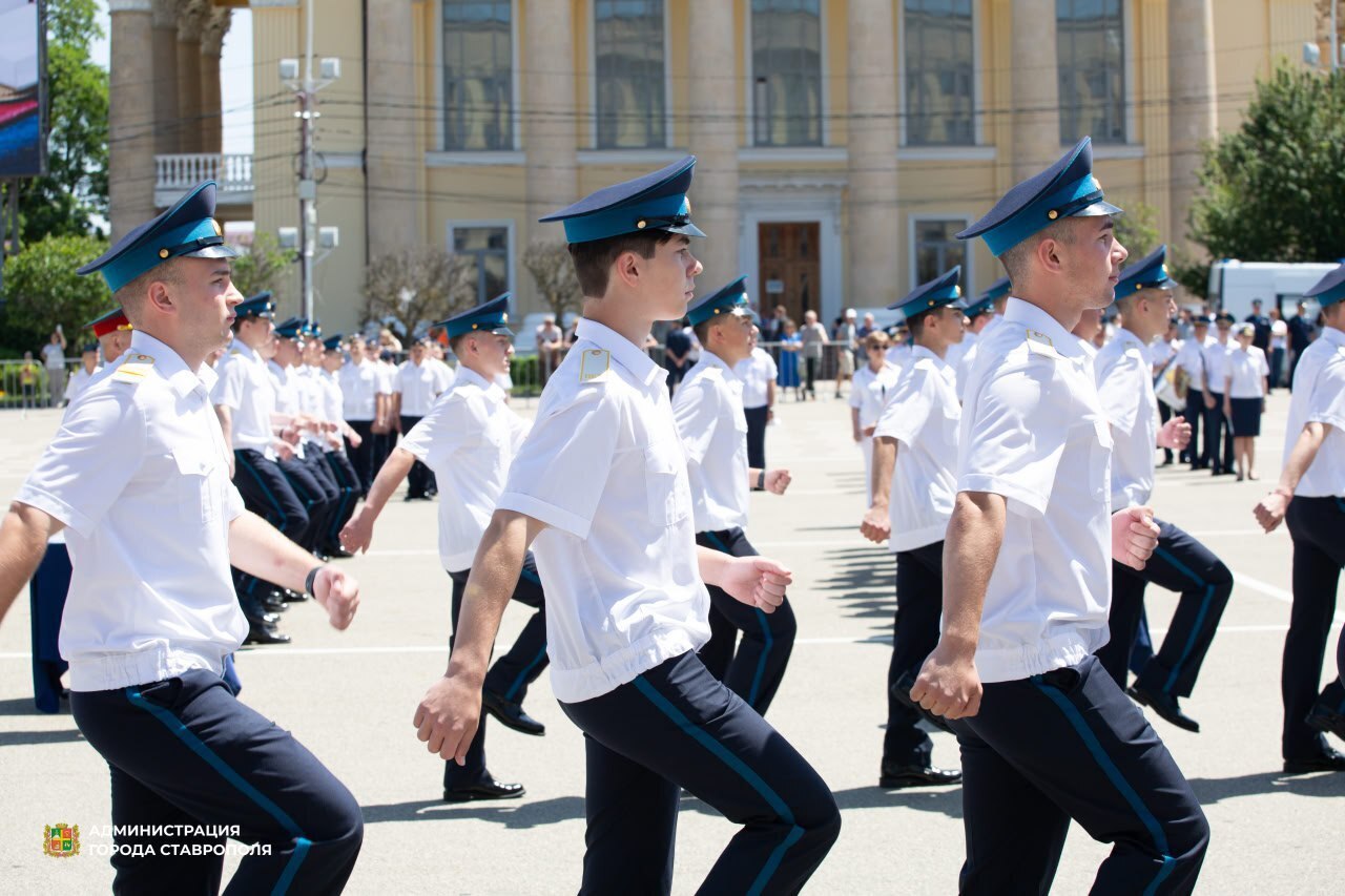 В Ставрополе 618 талантливых школьников получили заслуженные медали. Сегодня для почти 2,5 тысячи ставропольских школьников проходят выпускные вечера. В ДКиС состоялось торжественное награждение лучших учеников золотыми и серебряными медалями «За особые успехи в обучении». Школьникам вручили 462 золотые и 156 серебряных медалей. Глава Ставрополя Иван Ульянченко поздравил выпускников с этим важным событием.