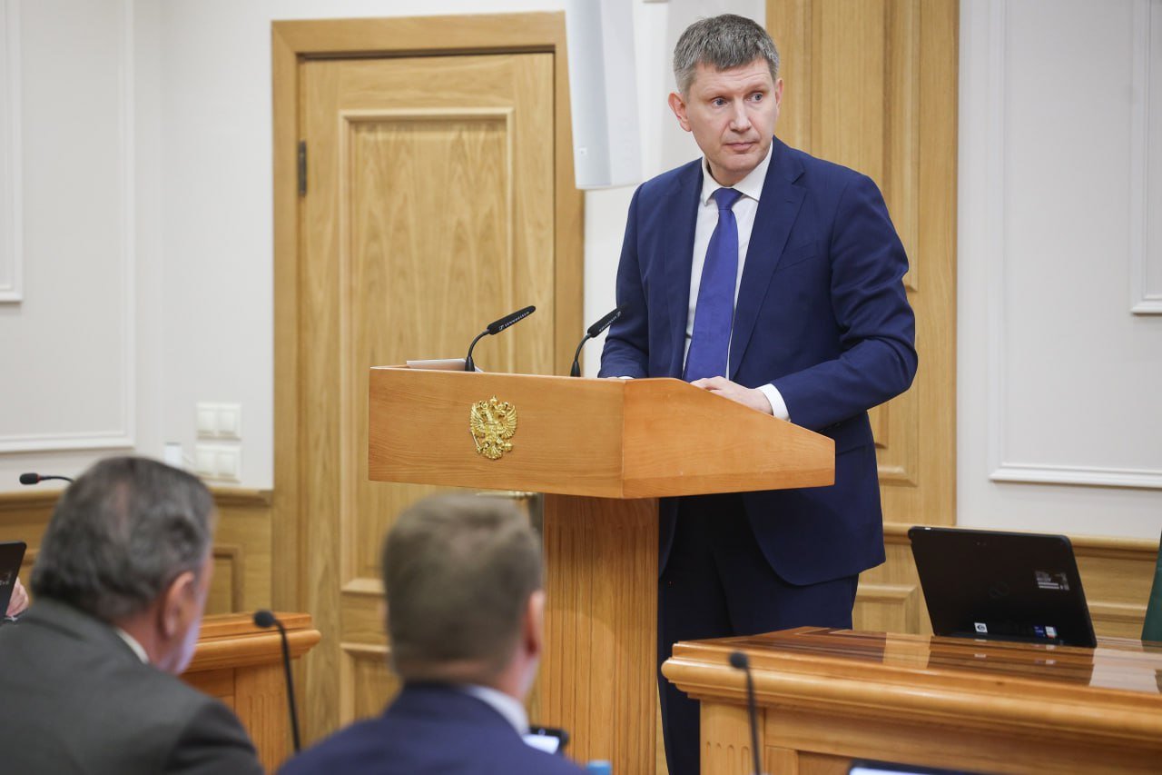 В открытом диалоге с Министром экономического развития Максимом Геннадьевичем Решетниковым отметил высокий уровень поддержки, которую оказывает Министерство бизнесу воссоединенных регионов. А также обратил внимание на необходимость ускорить процесс создания сети МФЦ, в том числе, для оказания широкого спектра услуг бизнесу, а также рассмотреть вопрос продления и докапитализации популярных программ поддержки МСП в частности, Программы выдачи кредитов 888 . Министр согласился, что важно не столько выполнить показатель, сколько сделать услуги доступными для бизнеса, и пообещал проработать эти вопросы. Кроме того, в свете постоянной донастройки механизмов СЭЗ, озвучил предложение бизнеса сократить минимальный объем необходимых капитальных вложений в первый год реализации инвестиционного проекта с 30% до 10% для участников СЭЗ на территориях воссоединенных субъектов. Министр назвал идею вполне рабочей, но предложил для начала рассмотреть промежуточный показатель и найти оптимальный вариант. Валентина Ивановна Матвиенко поручила нам подготовить соответствующее предложение в Комитете и представить для дальнейшей работы в Министерство экономического развития.