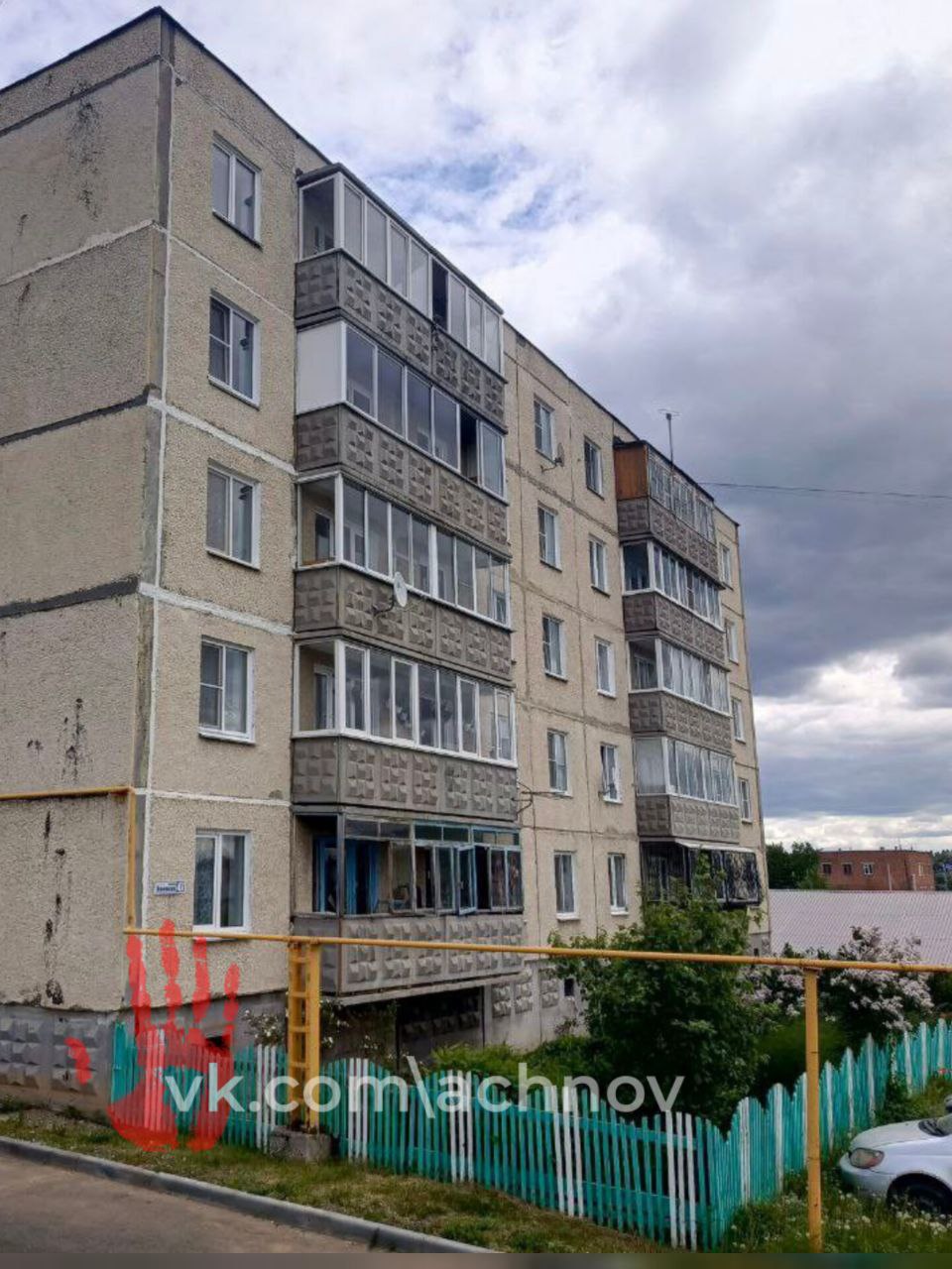В Нязепетровске директора ООО УК «Сфера» привлекут к уголовной ответственности за смерть рабочего По данным следствия, в августе 2024 года руководитель направил сотрудника на высотные работы без проведения обязательного инструктажа, а также без средств индивидуальной защиты и страховки. В результате во время герметизации крыши дома рабочий сорвался вниз и погиб. Директор полностью признал свою вину. Ему грозит тюремный срок.