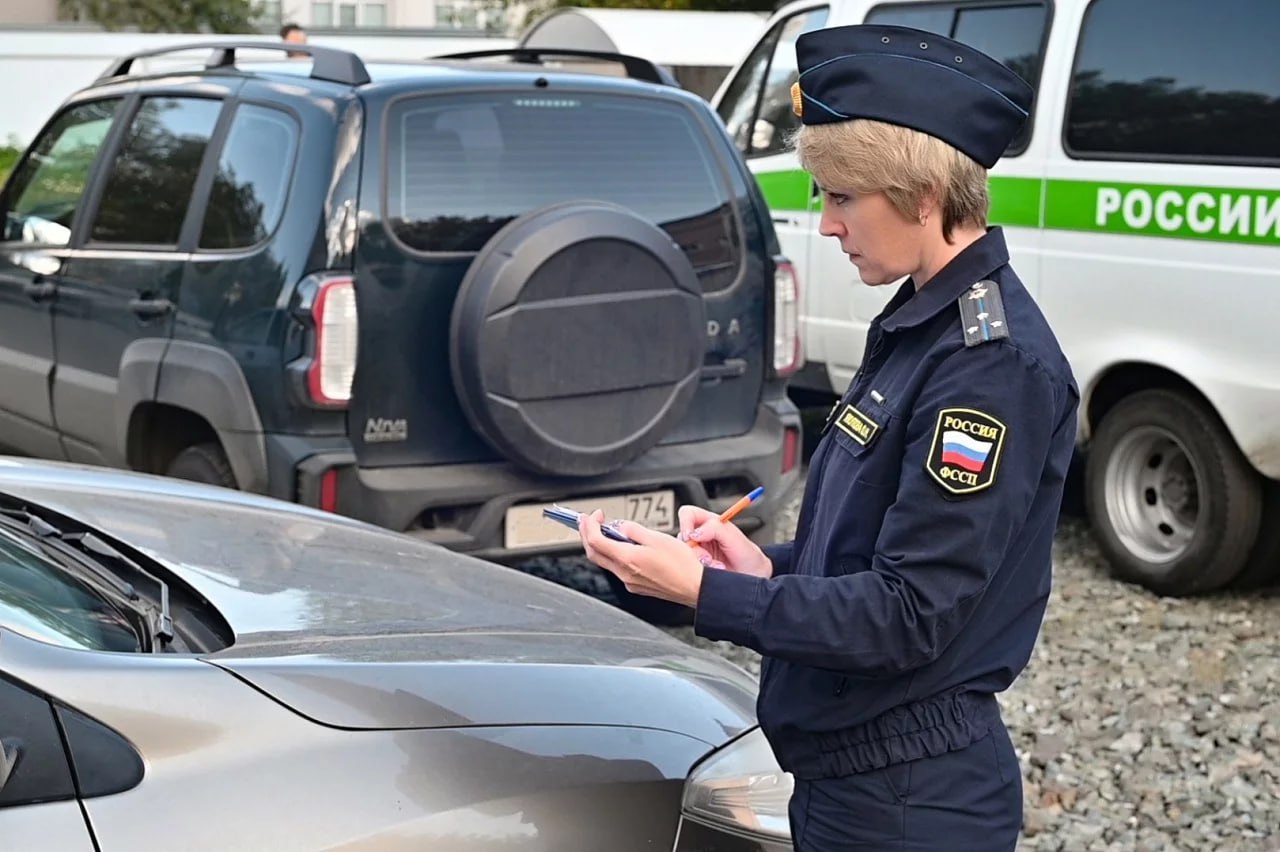 Житель Челябинской области выплатил почти 1 млн рублей долгов после ареста автомобиля   Как рассказали в региональном управлении Федеральной службы судебных приставов, у мужчины накопилась внушительная коллекция долгов. Это и невыплаченные налоги на сумму 150 тысяч рублей, и собранные в Челябинской и Курганской областях штрафы от Госавтоинспекции, и финансовые претензии в размере 700 тысяч рублей со стороны КУИЗО Красноармейского района.   Чтобы принудить должника выплатить эти внушительные суммы, ему ограничили возможность выезда из страны, часть денег взыскали из средств на его банковских счетах. Но это была лишь малая часть общей задолженности, поэтому было решено также арестовать принадлежащую мужчине иномарку Toyota Land Cruiser. Эта мера возымела действие: южноуралец в короткие сроки оплатил все долги и вернул себе автомобиль.   Фото: Главное управление ФССП по Челябинской области     Вести Южный Урал   Челябинск