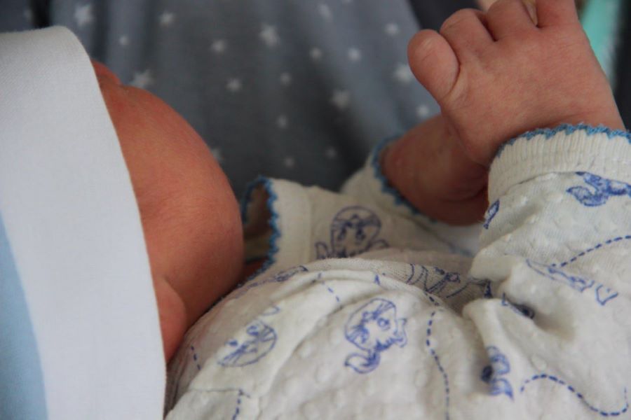 В Кузбассе откроются бесплатные пункты проката предметов первой необходимости для новорожденных Пункты проката предметов первой необходимости для новорожденных будут работать в учреждениях социального обслуживания во всех муниципалитетах региона Теперь студенческие и молодые семьи одинокие мамы смогут бесплатно взять напрокат все самое необходимое коляски кроватки пеленальные столики манежи и другие предметы Ежегодно ими смогут воспользоваться более 1500 семей Это реальное подспорье которое позволит сэкономить семейный бюджет и направить средства на другие важные нужды подчеркнул губернатор Кузбасса Илья Середюк   kuzzbas ru news society 77541 html