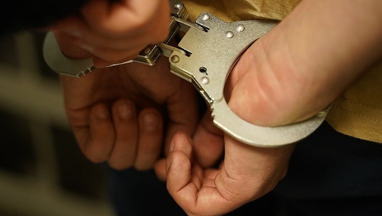 4 года колонии назначили директору хабаровского Спецавтохозяйства за превышение полномочий Суд вынес приговор по уголовному делу в отношении директора АО Спецавтохозяйство признанного виновным в злоупотреблении должностными полномочиями С января 2019 по декабрь 2021 года обвиняемый сотрудничал с ООО Китон Авто и ООО Китон Авто ДВ в результате чего обеспечивал проезд мусоровозов этих организаций через весовую мусороперегрузочную станцию Северная и принимал от них ТКО без оплаты В результате организованной преступной схемы с бесплатным использованием сил и средств возглавляемой подсудимым организации причинен ущерб АО САХ в сумме свыше 156 млн рублей и обладателю 100 акций общества администрации Хабаровска в виде недополученных дивидендов от деятельности общества в размере 10 от чистой прибыли в сумме свыше 15 млн рублей говорится в сообщении опубликованном в телеграм канале краевой прокуратуры Суд приговорил мужчину к 4 годам лишения свободы с отбыванием наказания в исправительной колонии общего режима С подсудимого также взыскали 15 6 млн рублей Своей профессиональной деятельностью он не сможет заниматься в течение двух лет   Будь в курсе событий везде ОК VK MAX