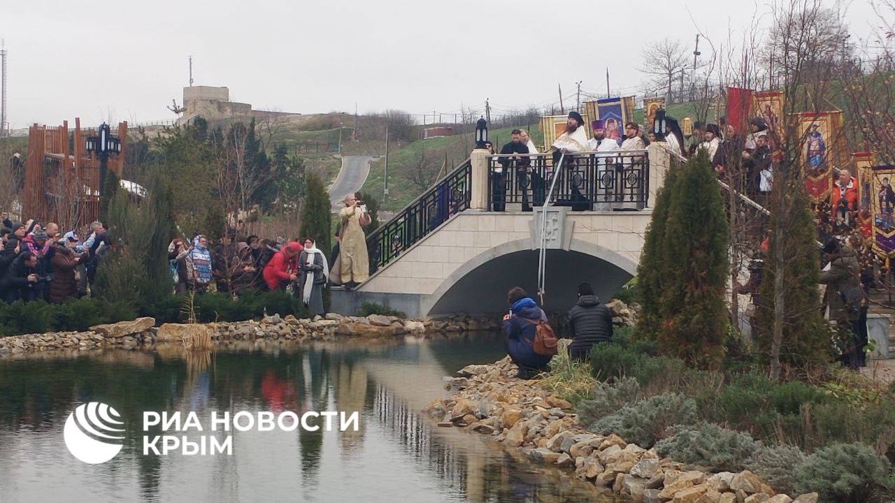 Крестный ход прошел в Новом Херсонесе.  Там освятили воду в купели, что в нижнем храме Свято-Владимирского собора, передает корреспондент РИА Новости Крым.  Сейчас люди идут набирать воду из подземной реки, часть русла которой была выведена на поверхность при строительстве парка.  "Сегодня мы освятили реку Героон. Люди набирают из краников очищенную освященную воду, она обладает особыми свойствами – на ней почивает сила и благодать Божья. Она не портится. Освящает человека, который ее принимает", - рассказал Иеромонах Свято-Владимирского монастыря Анастасий  Байков  Благочинный.