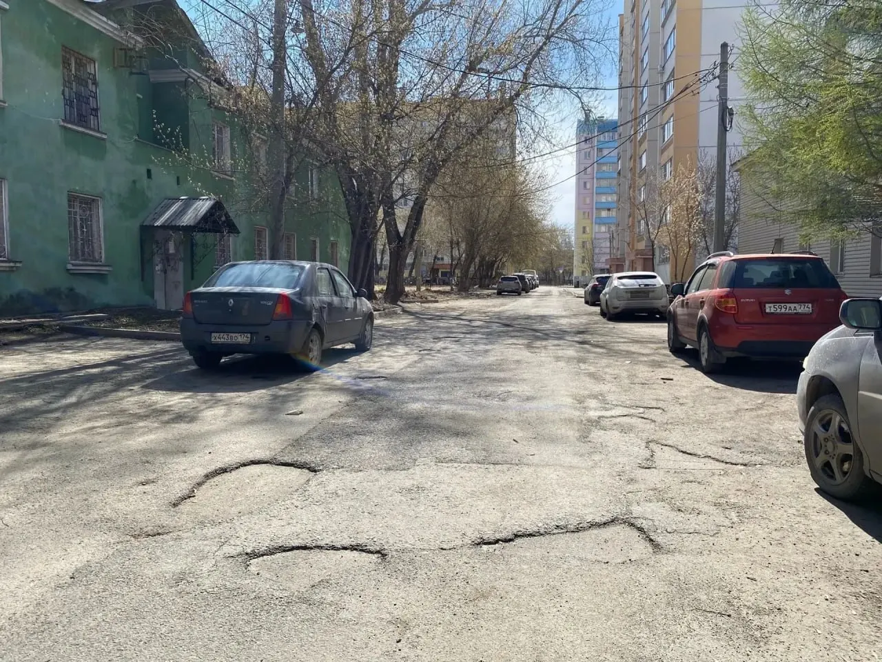 Три дороги в Металлургическом районе Челябинска отремонтируют к августу В Металлургическом районе к августу приведут в порядок дороги на Электростальской Пожарского и Пекинской Комитет дорожного хозяйства Челябинска заключил контракт с подрядчиком работами займется местная компания Трансмонолит Работы на Электростальской затронут участок от Сталеваров до Румянцева Там подрядчику предстоит восстановить проезжую часть сделать тротуары и установить новые дорожные знаки Такой же ремонт запланирован на улицах Пожарского и Пекинской от Дегтярева до ГСК 501 На последней также сделают лежачих полицейских в районе школы 73 В завершение подрядчик нанесет разметку на всех этих дорогах По поручению главы города Алексея Лошкина для каждого объекта будет заключен контракт со строительным контролем для недопущения нарушений производственных процессов уточнили в мэрии Читайте Вечерку там где удобно Дзен ВКонтакте Одноклассники Max Telegram Написать нам сообщение